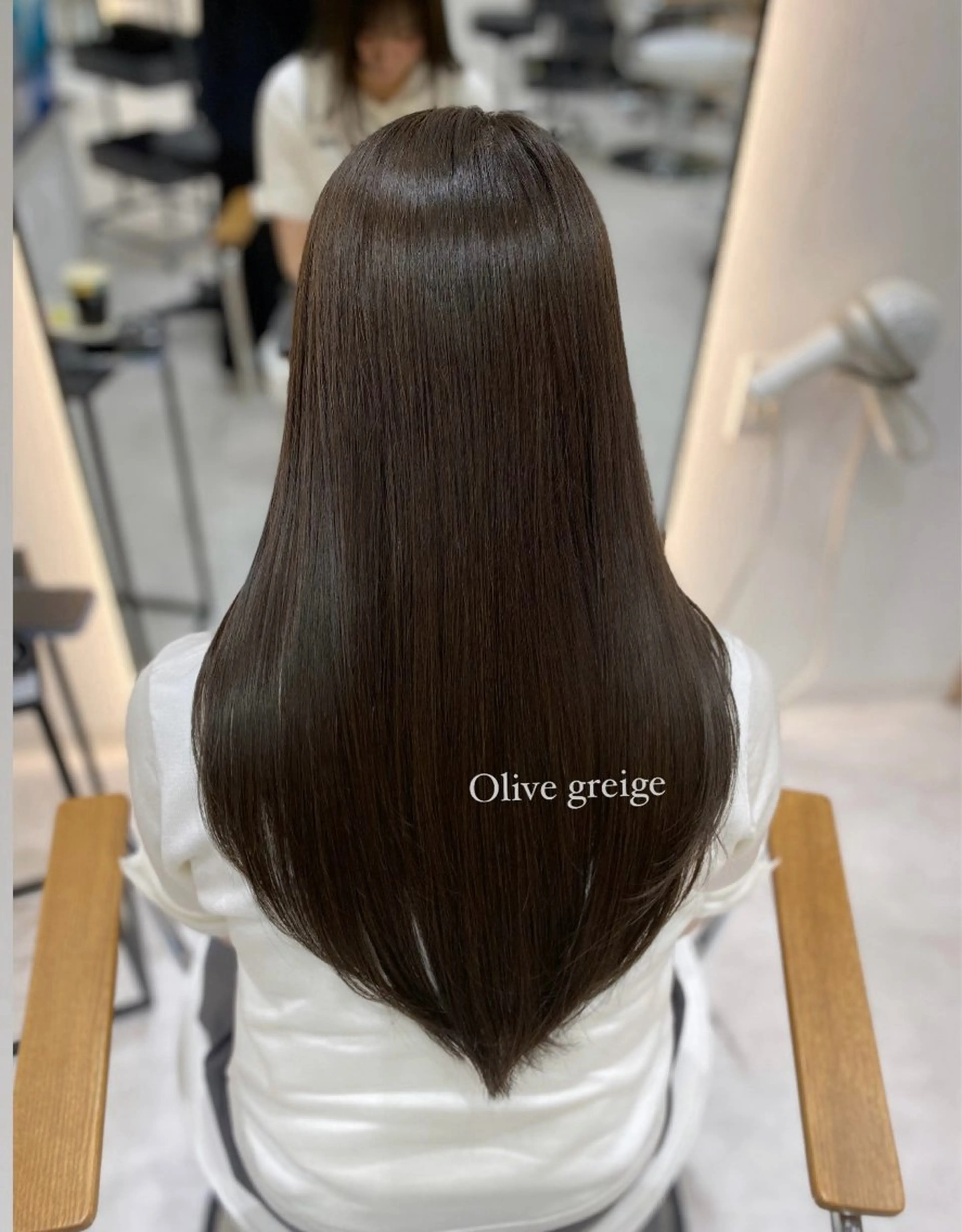 ロング カラー グレージュ オリーブグレージュ オリーブグレー レイヤーカット カット ヘアカラー トリートメント 艶髪・透明感カラー・ 韓国ヘア・Yuriのヘアスタイル