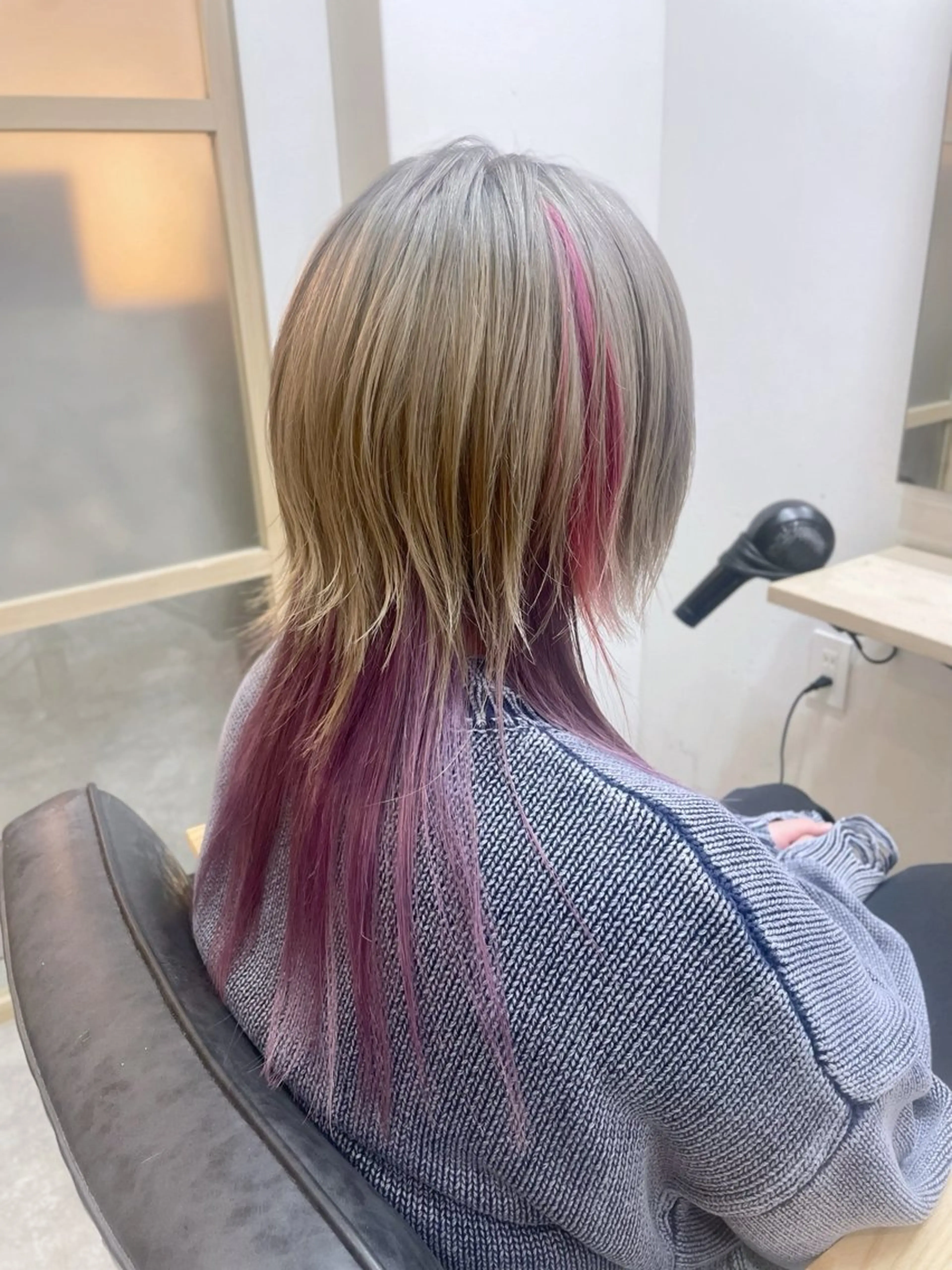 ミディアム カラー デザインカラー ウルフカット カット EMANON新宿南口所属・🦄中性ウルフ ☁️Shiori🦄のヘアスタイル