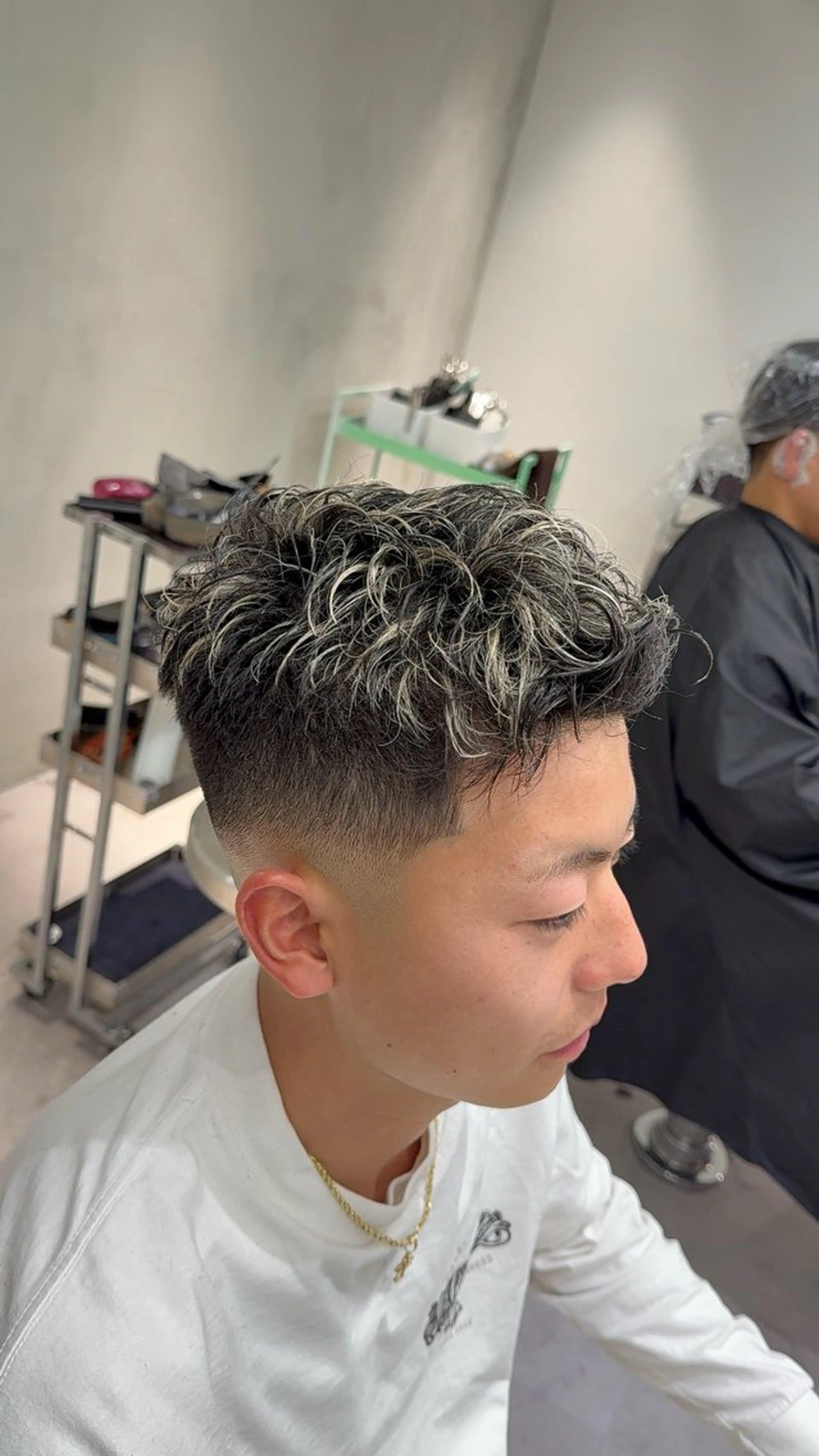 ショート カラー メンズ メンズブリーチ メンズハイライト メンズハイトーン メンズメッシュ メンズパーマ ヘアカラー トリートメント MEN’S SALON HAVANA所属・渋谷/ピンパーマ /フェード/千尋のヘアスタイル