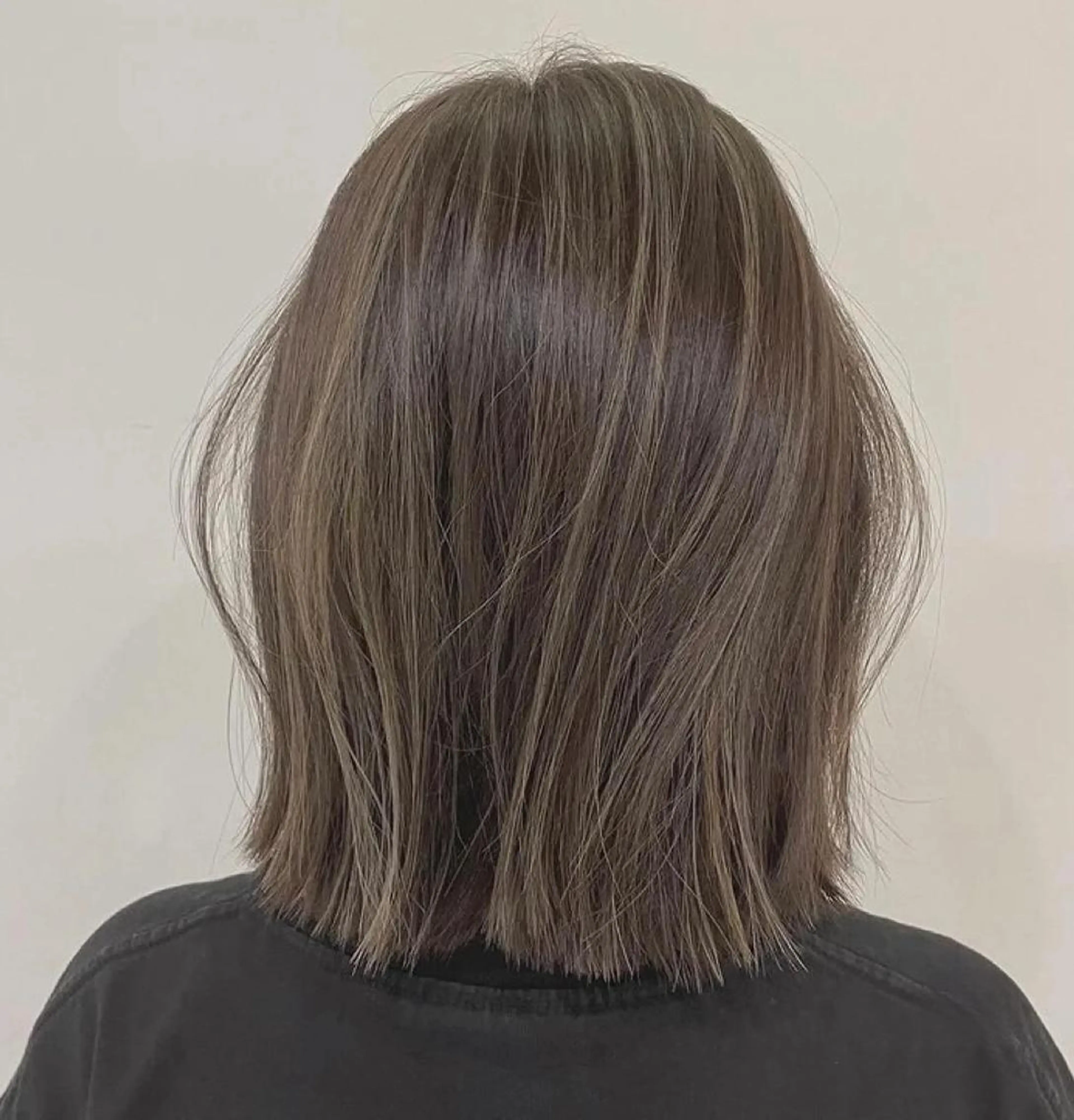 ミディアム カラー アッシュ ベージュカラー ブリーチ 透明感カラー カット ヘアカラー トリートメント 鈴木 一貴のヘアスタイル