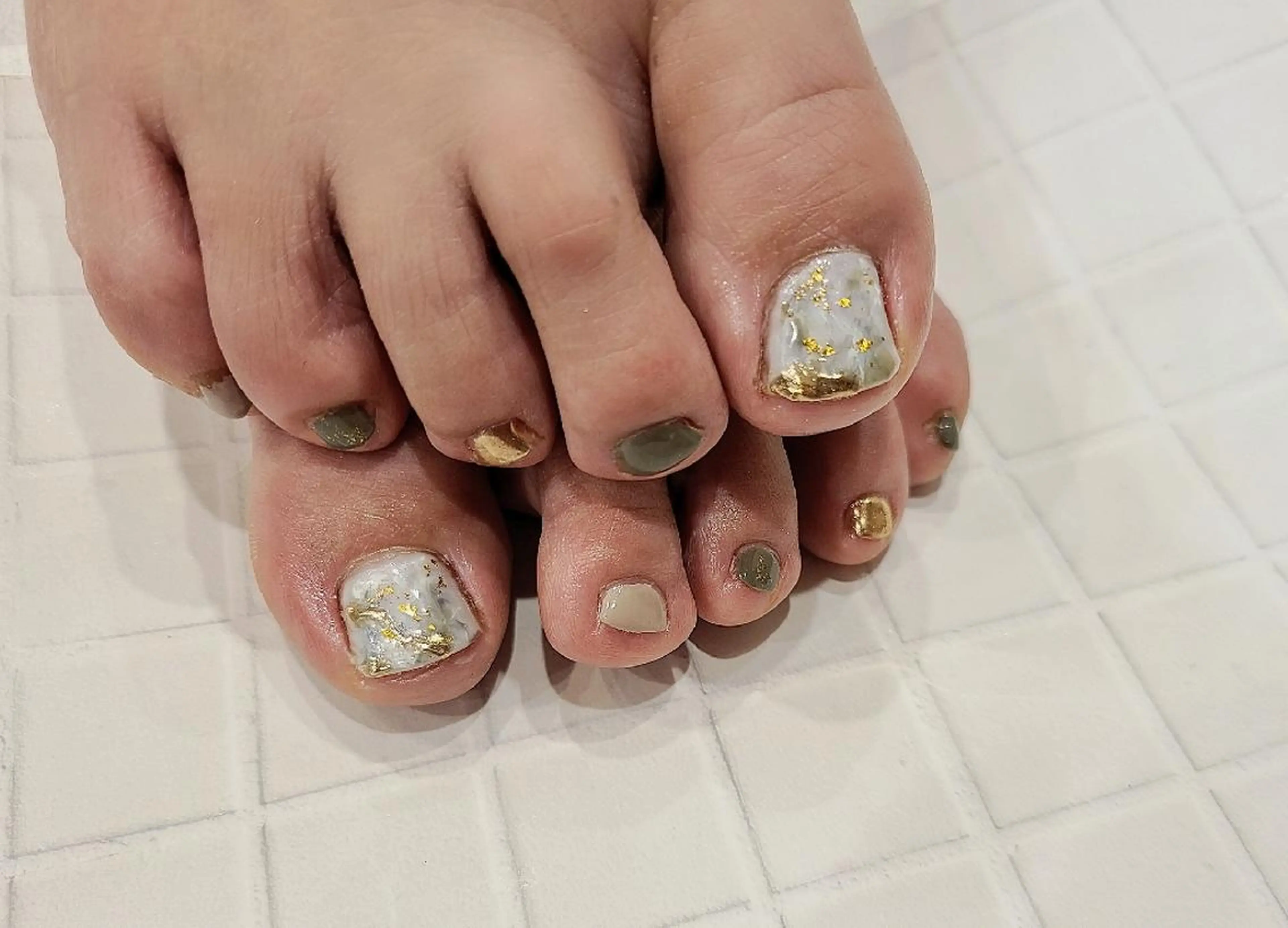 ネイル フットネイル ゴールド グリーン ニュアンスネイル フットネイル 関口 友菜のヘアスタイル