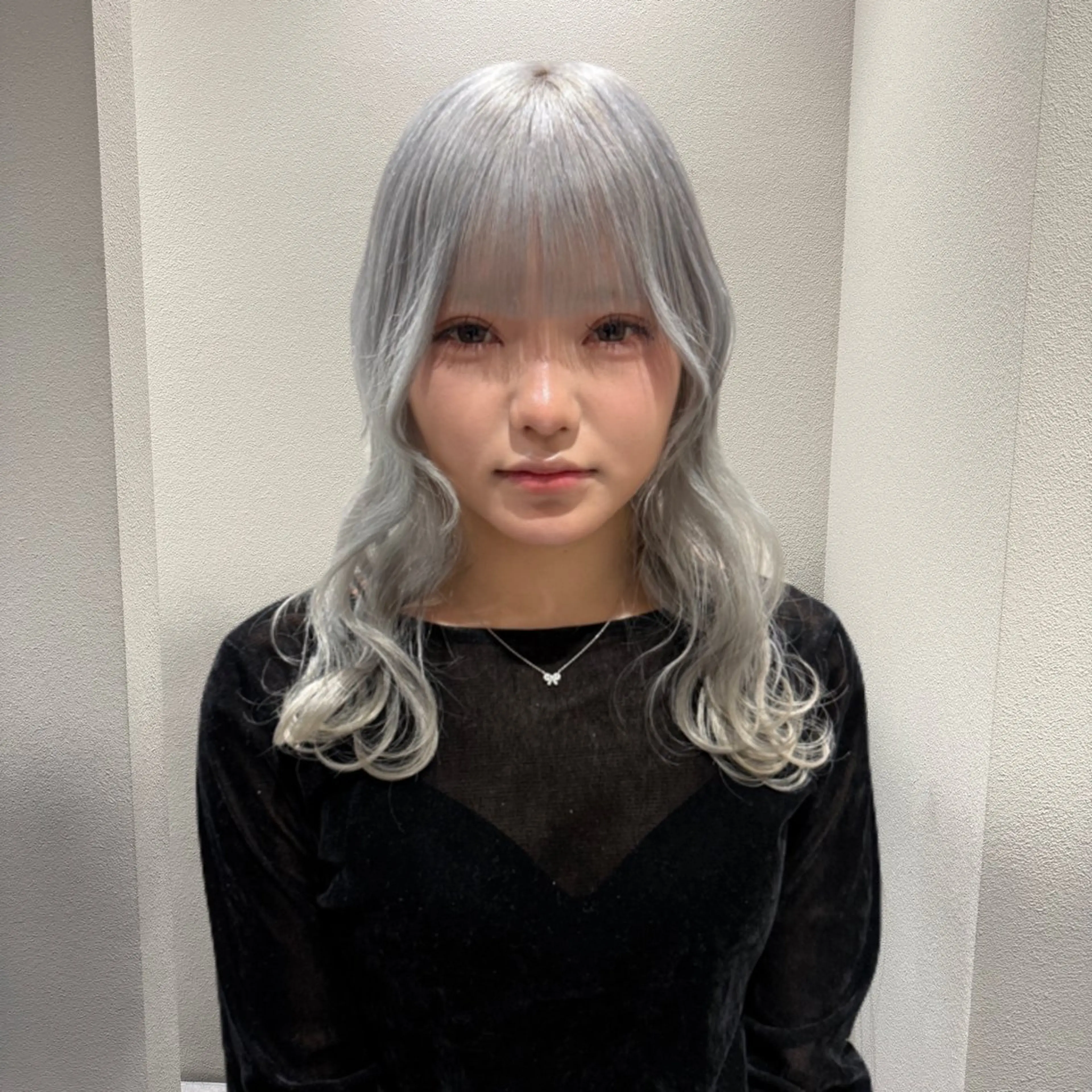 ミディアム カラー ブリーチ ケアブリーチ ハイトーンカラー シルバー ホワイトシルバー ヘアカラー ✨ブリーチ支持No1 複雑履歴修正/舘岡のヘアスタイル