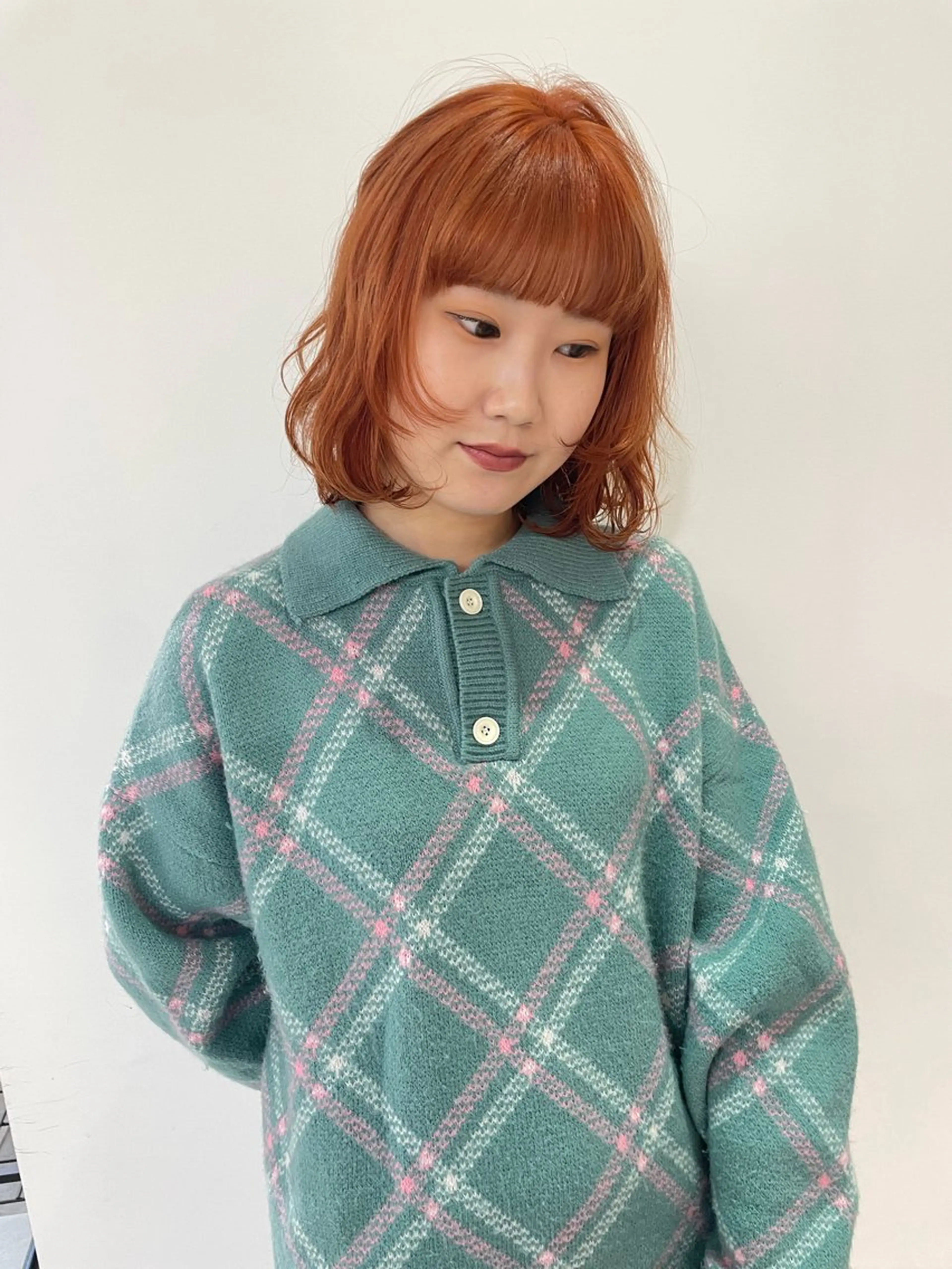 ミディアム カラー ベージュカラー ブラウンカラー オレンジ オレンジベージュ オレンジブラウン ヘアカラー トリートメント MIU/ルーツカラー 顔まわりレイヤーのヘアスタイル