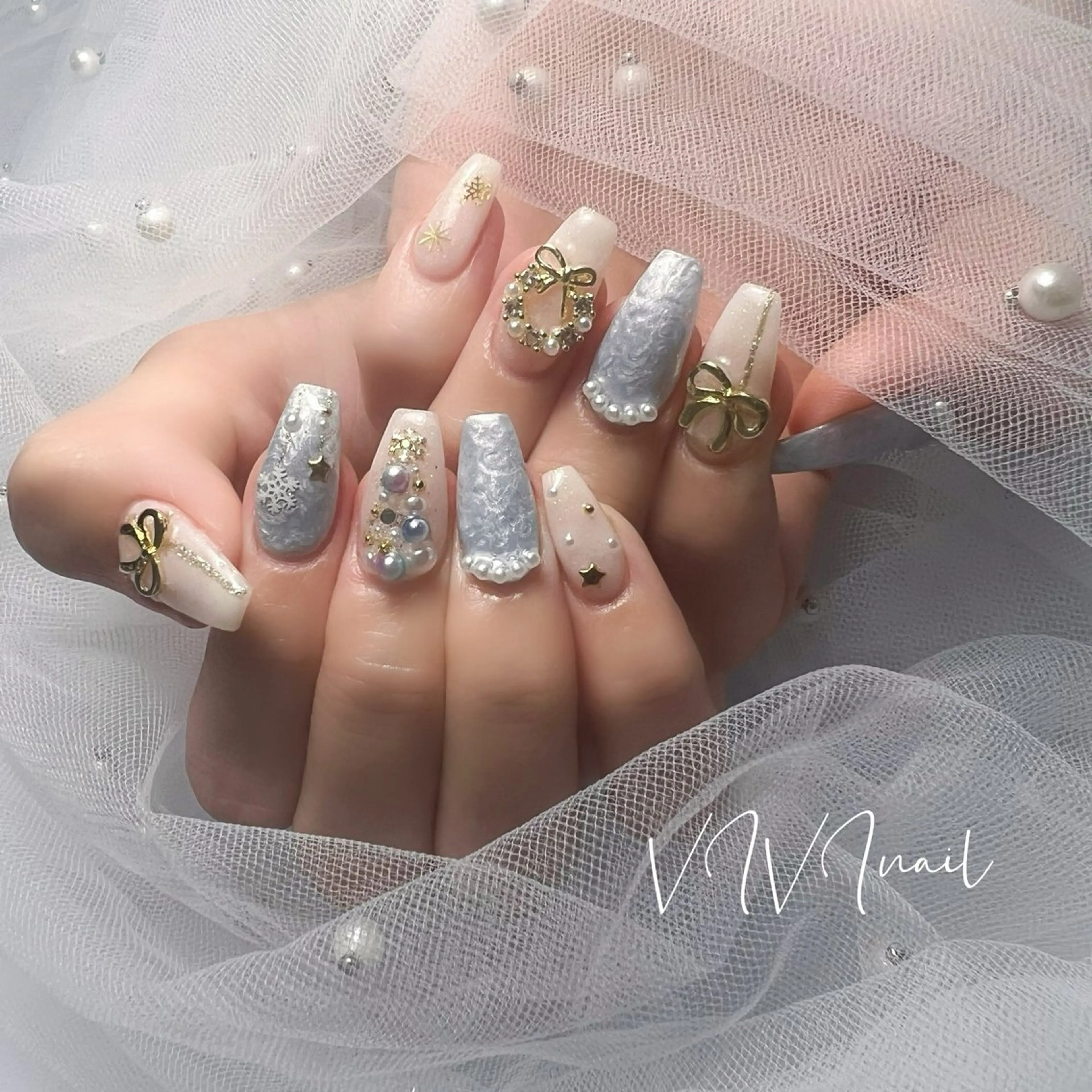 ネイル ゴールド 水色 冬ネイル クリスマス ハンドネイル vivi nailのネイルデザイン