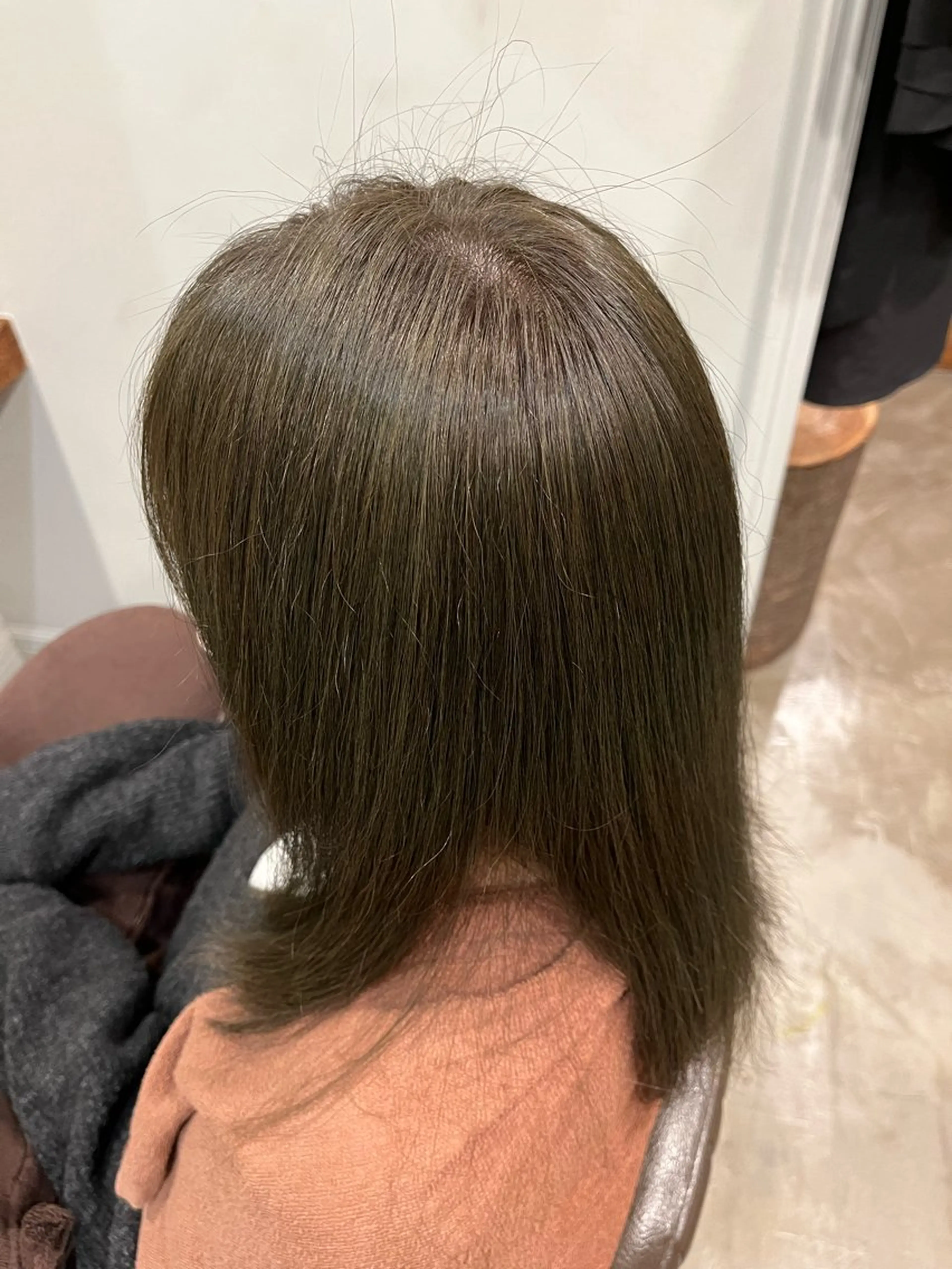 セミロング カラー ベージュカラー ブリーチ オリーブベージュ ヘアカラー こんの かいのヘアスタイル