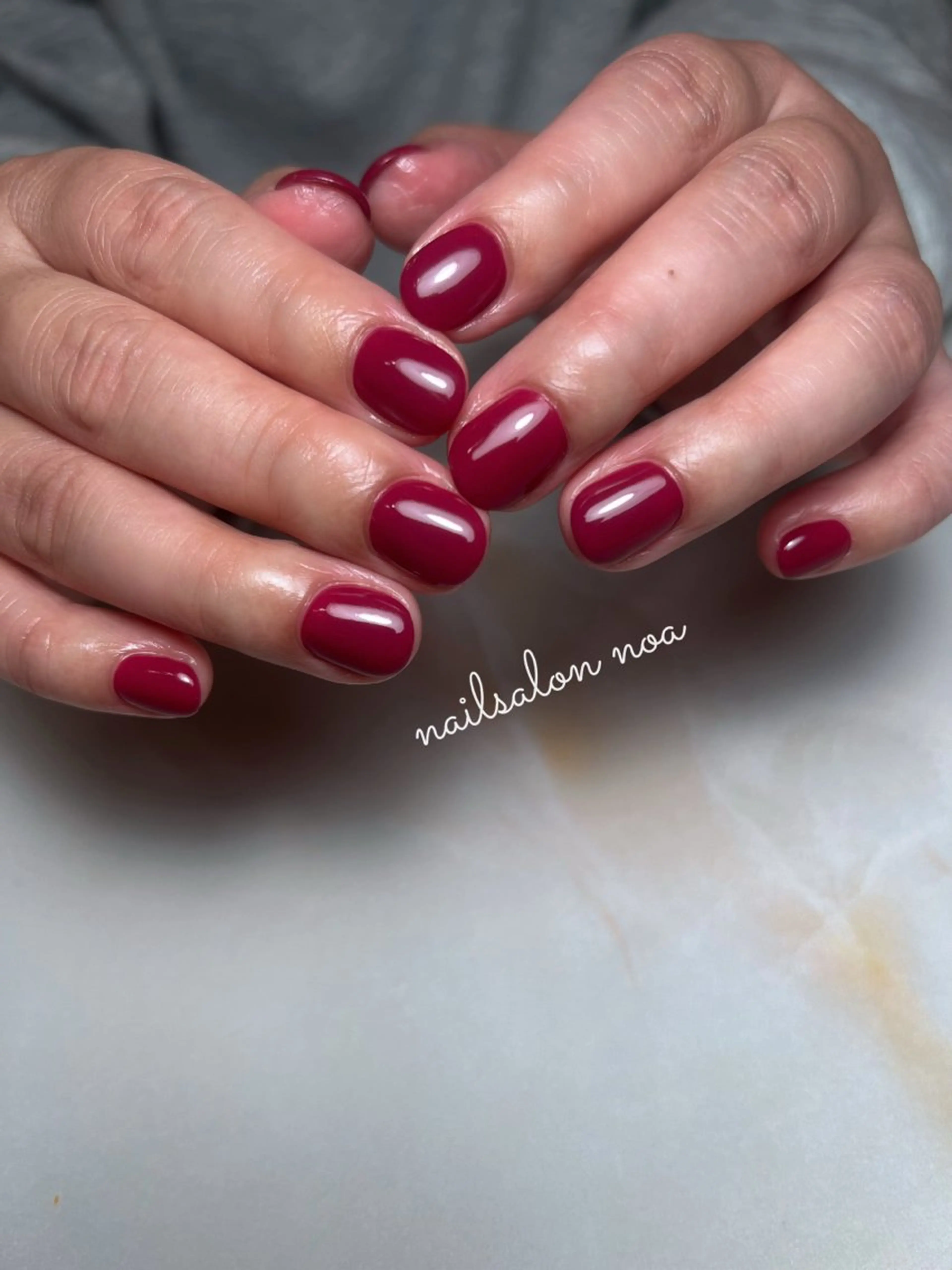 ネイル カジュアル ジェルネイル ニュアンスネイル パラジェル 赤色 ハンドネイル nailsalon noa所属・ショートネイル専門店 sakiのネイルデザイン