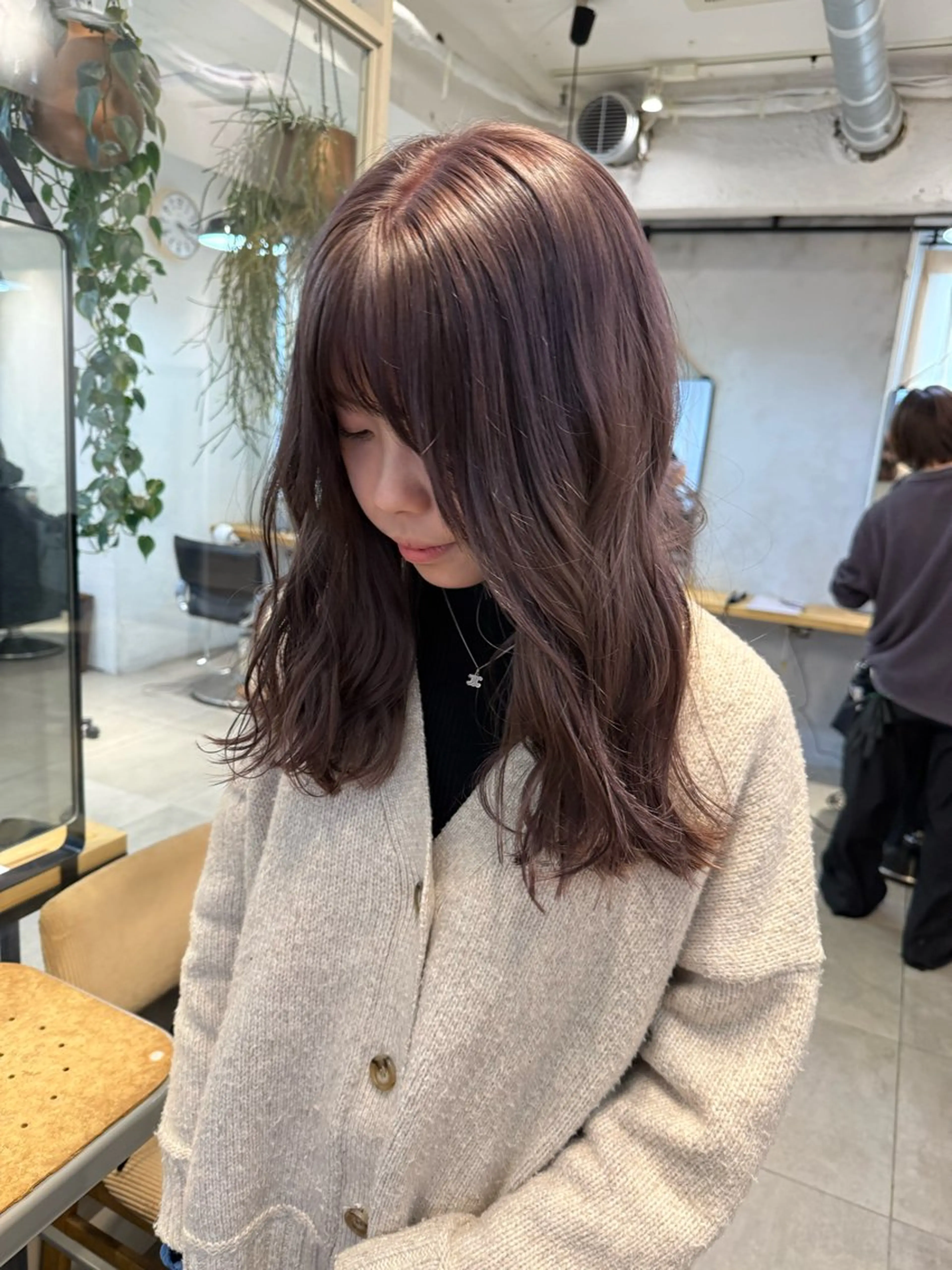 セミロング カラー ミルクティー× グレージュMOMOのヘアスタイル