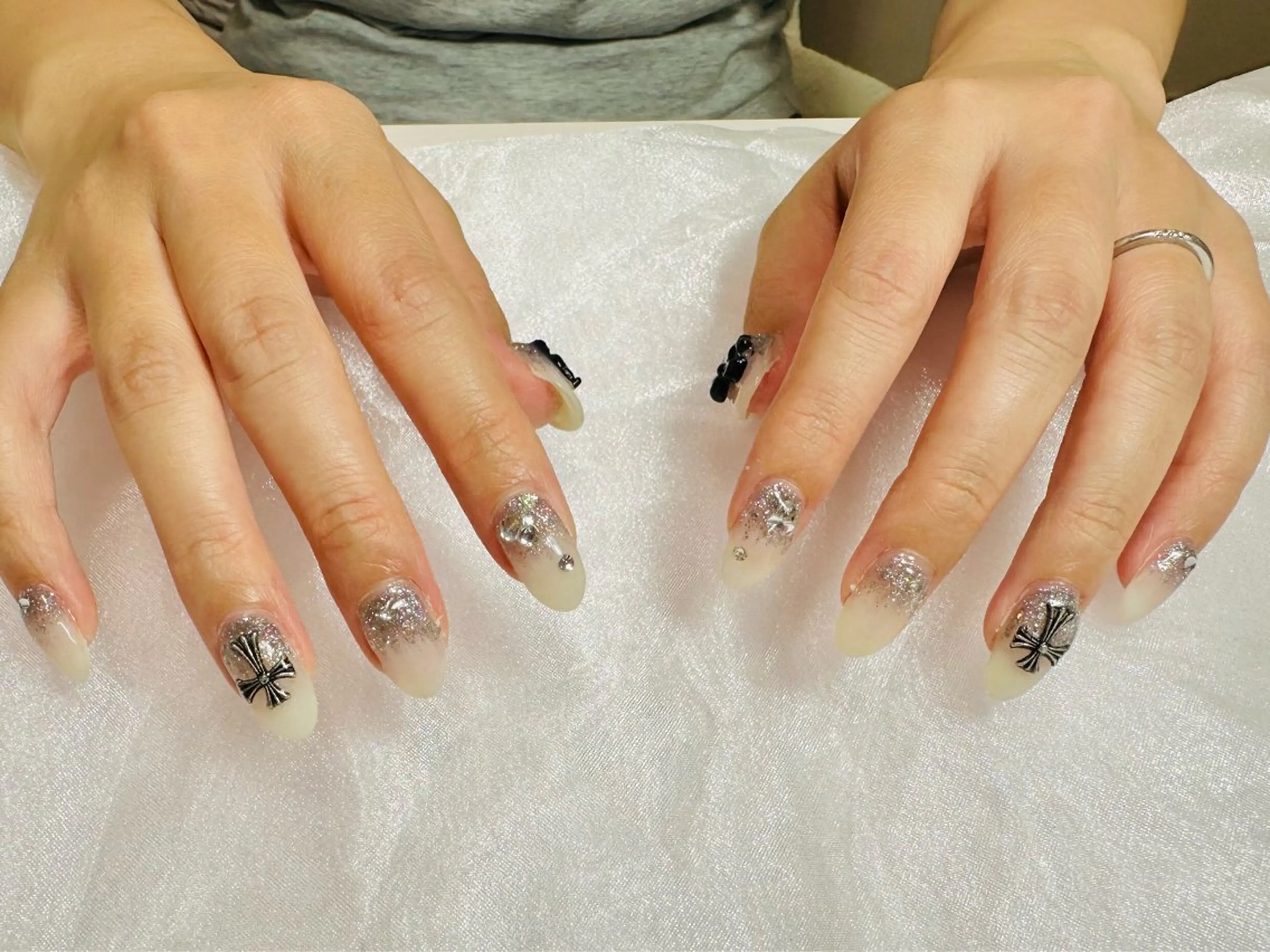 ネイル グラデーション ラメ(グリッター) 持ち込み ホワイト nailsalon oluoluのネイルデザイン