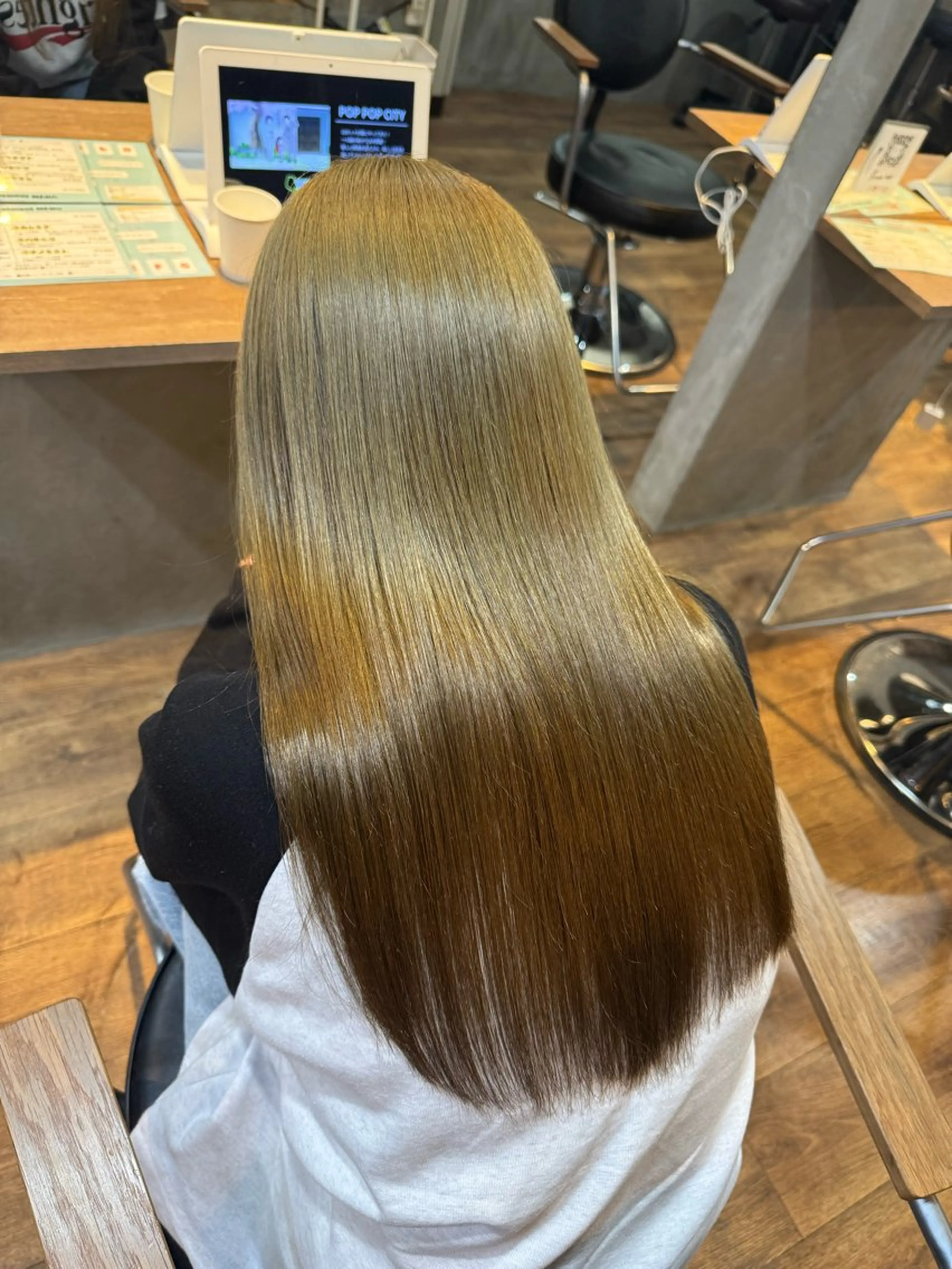 ロング カラー Eleanor spa&treatment 札幌店内にあるシェアサロン【WHITE】所属・シルクハイトーン / 髪質改善🦋MIKUのヘアスタイル