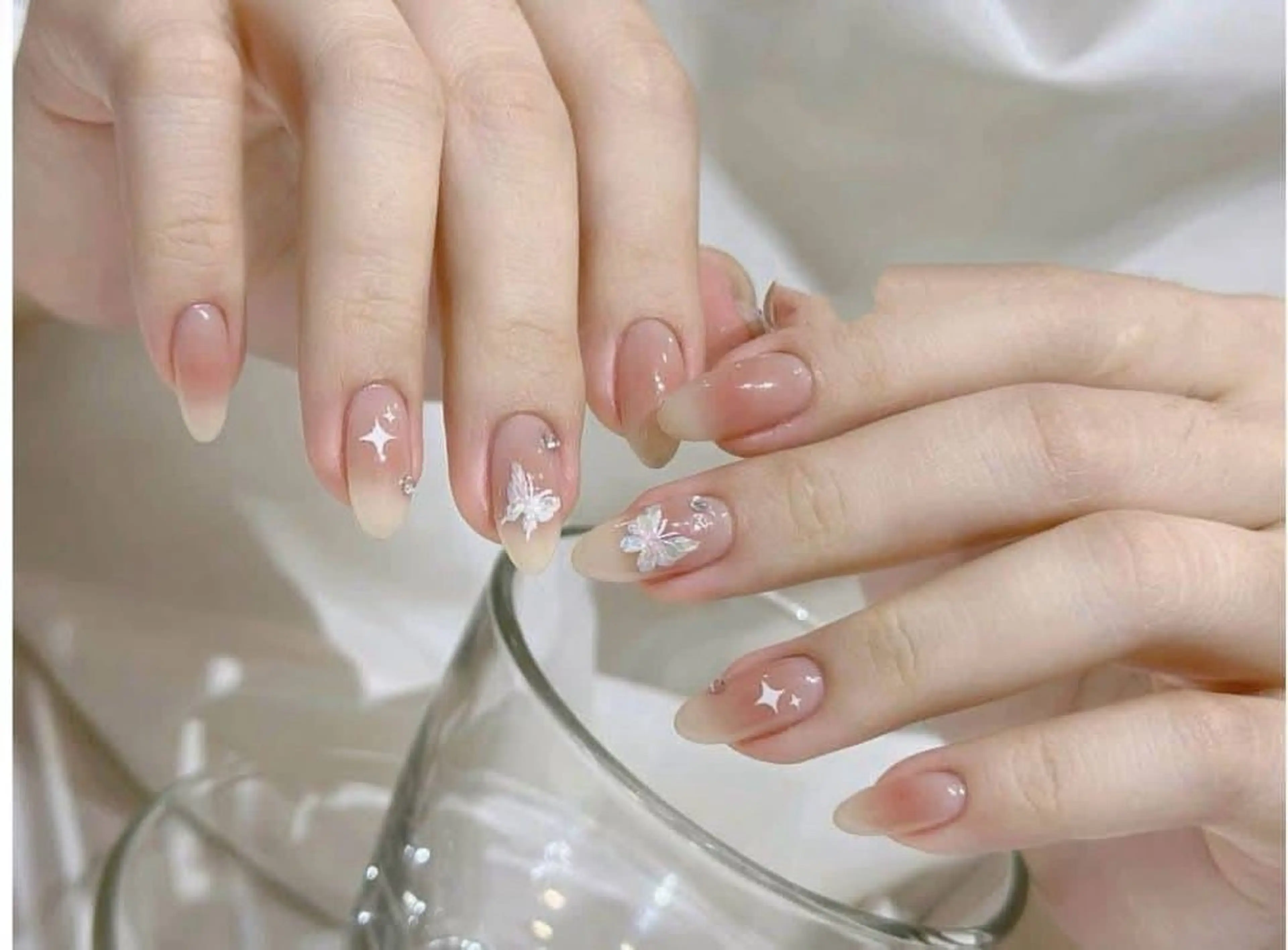 ネイル チークネイル 長さ出し フレンチネイル キラキラネイル ラメ(グリッター) ハンドネイル Vp ネイルのネイルデザイン