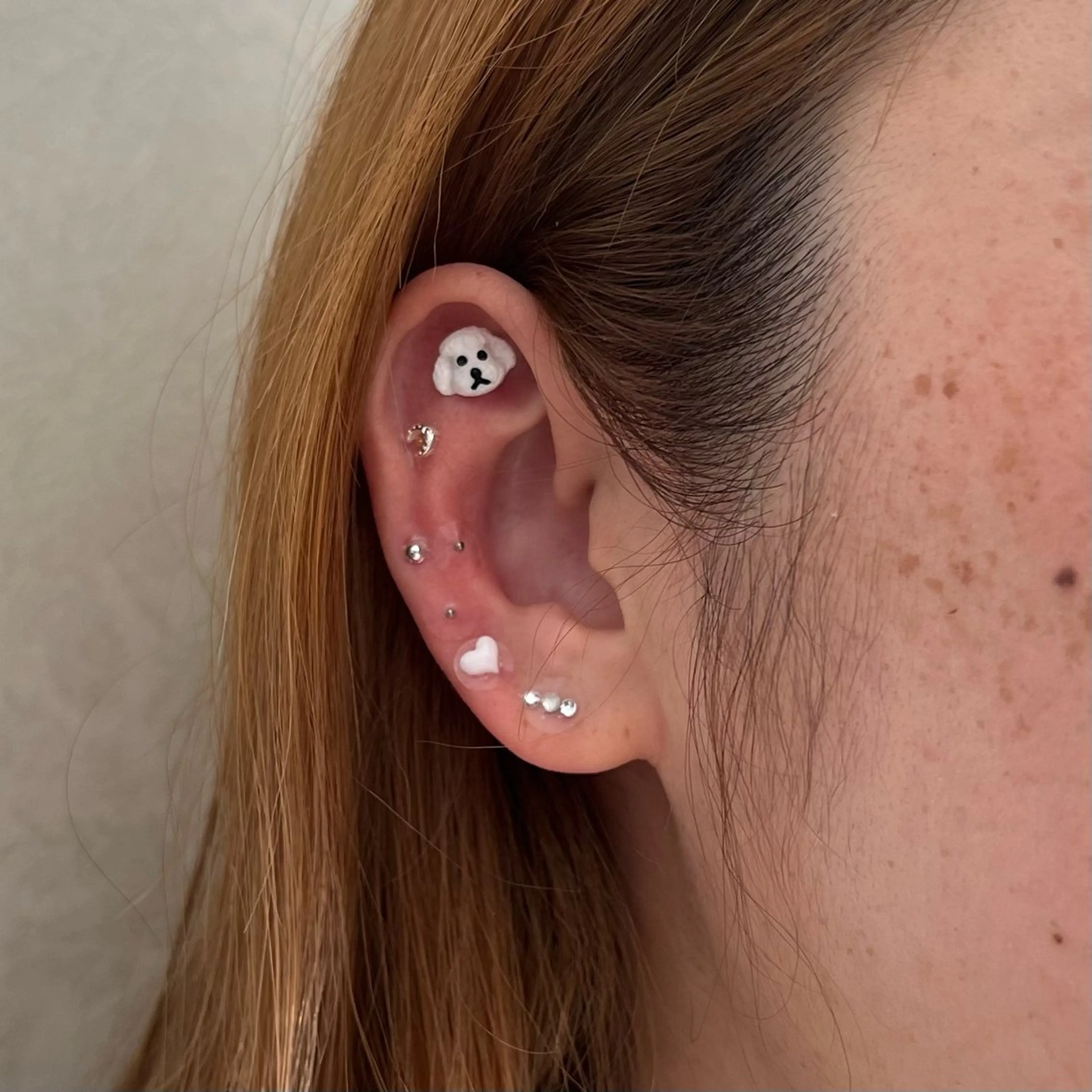 【ダイエットや小顔効果に◎】耳つぼジュエリー10粒までの写真