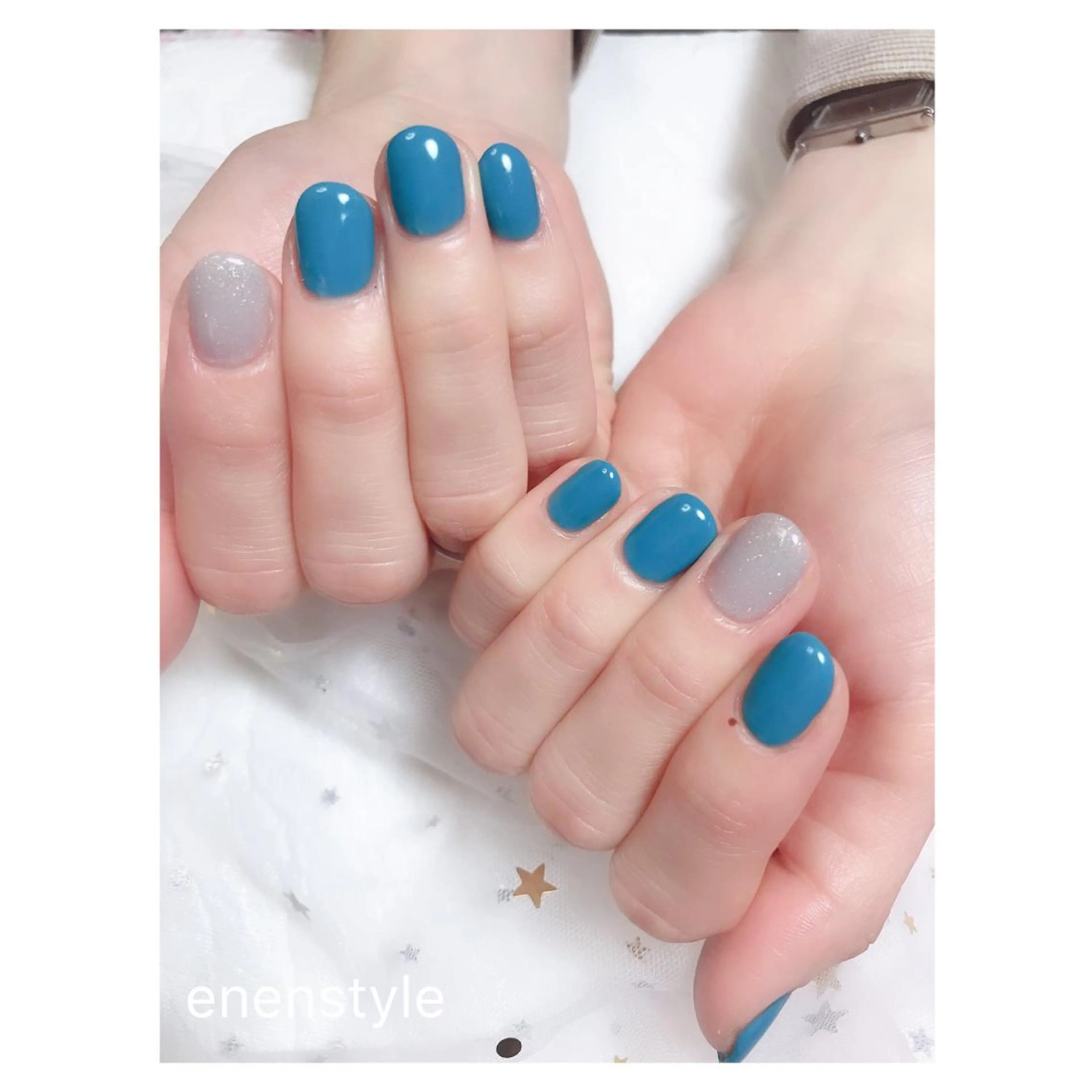 ショート ネイル ブルー ジェルネイル ラメ(グリッター) ニュアンスネイル オフィスネイル 👑enen style👑のネイルデザイン