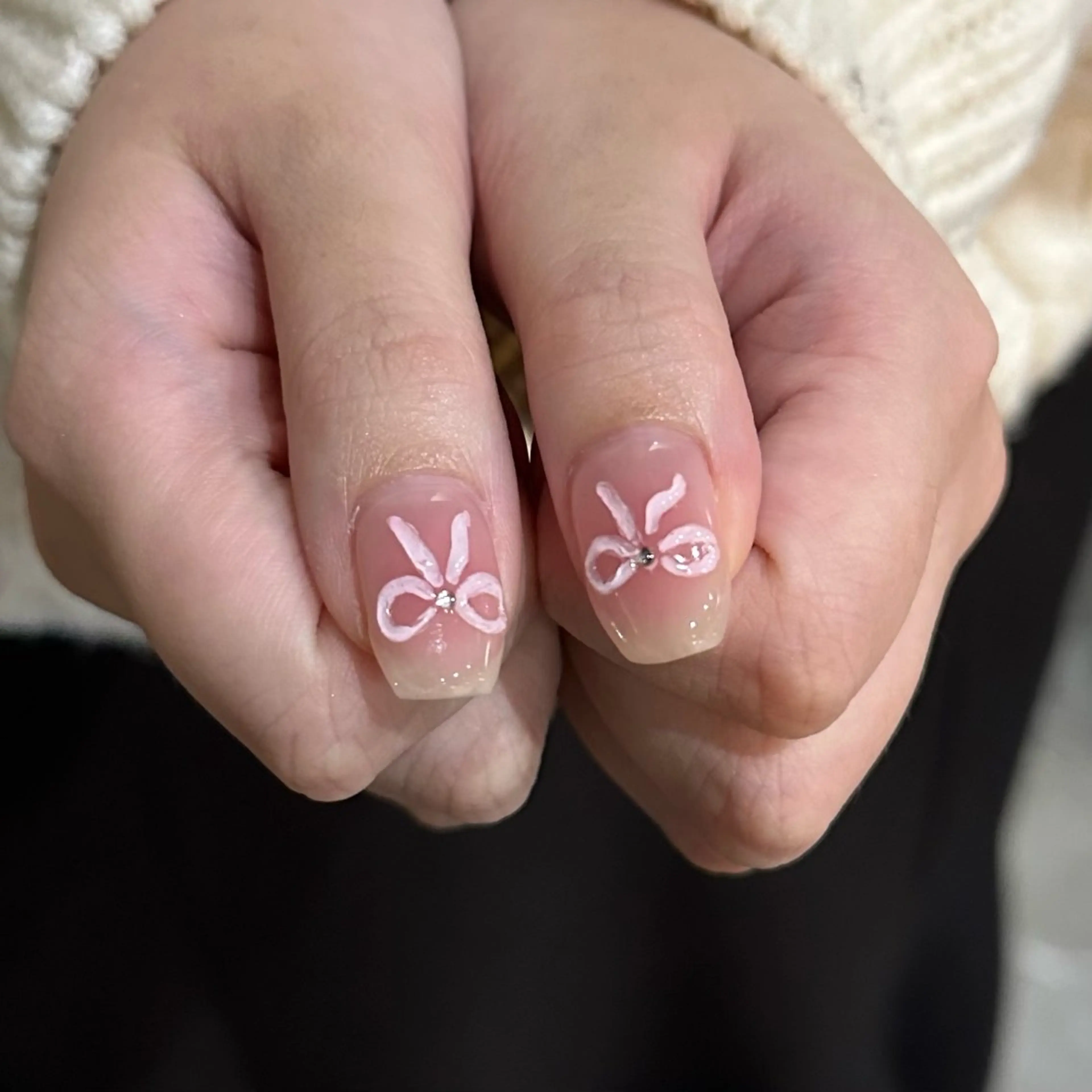 ネイル リボン scré as Ételのネイルデザイン