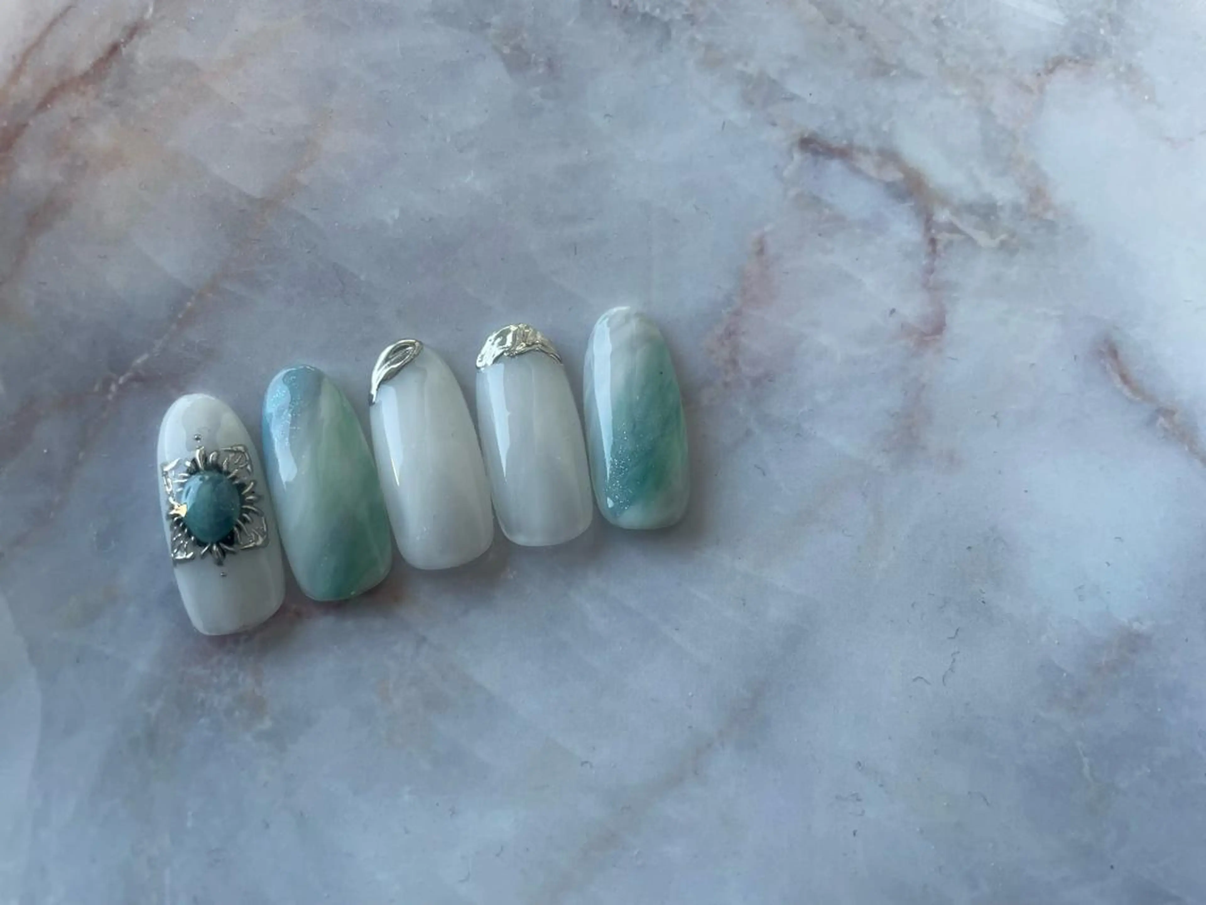 ミディアム ネイル アートネイル ミラーネイル M. KOTOMIのネイルデザイン