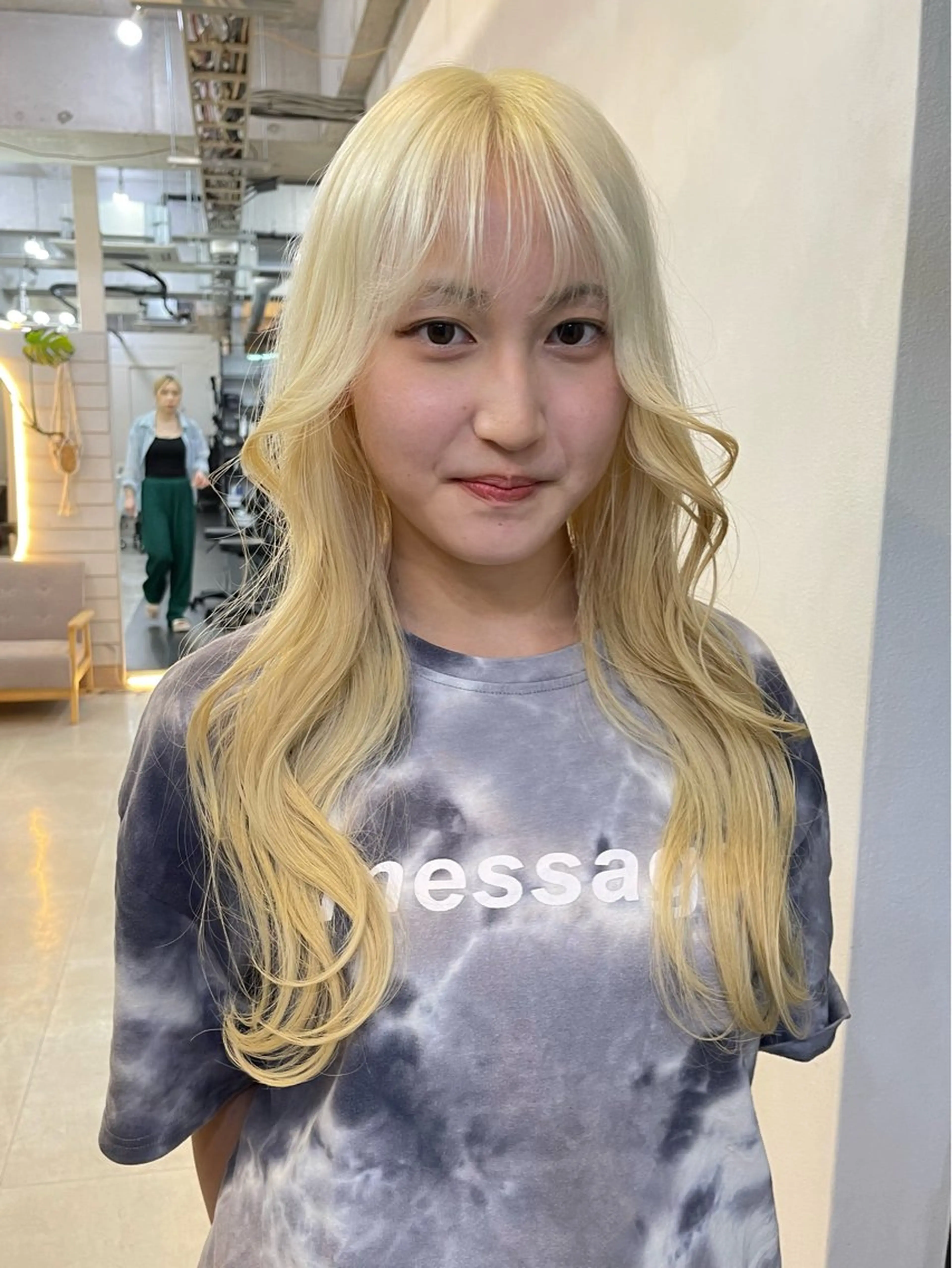 ロング カラー ブリーチ ケアブリーチ デザインカラー ダブルカラー イヤリングカラー ヘアカラー トリートメント TATSUブリーチ/ ミルクティーベージュのヘアスタイル