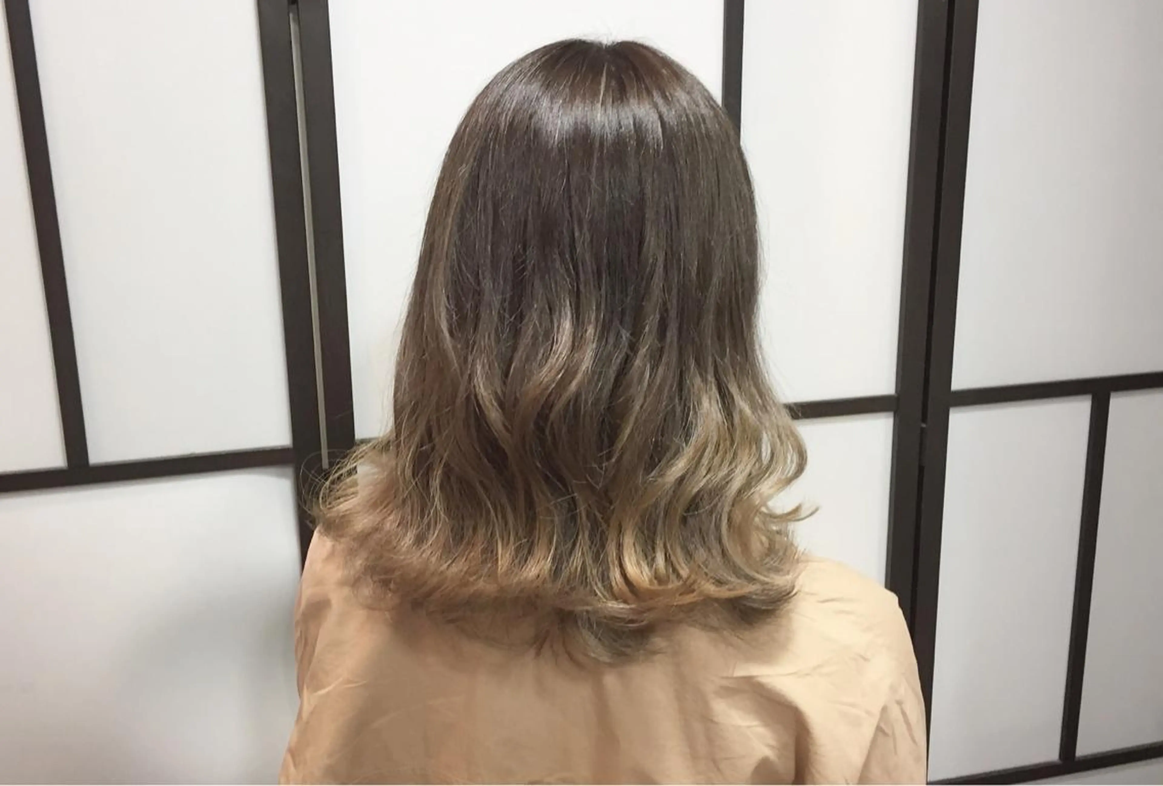 ミディアム カラー グレージュ ハイライトカラー イルミナカラー ハイライト 🌈髪質改善カラーの 🌈坂本侑樹のヘアスタイル