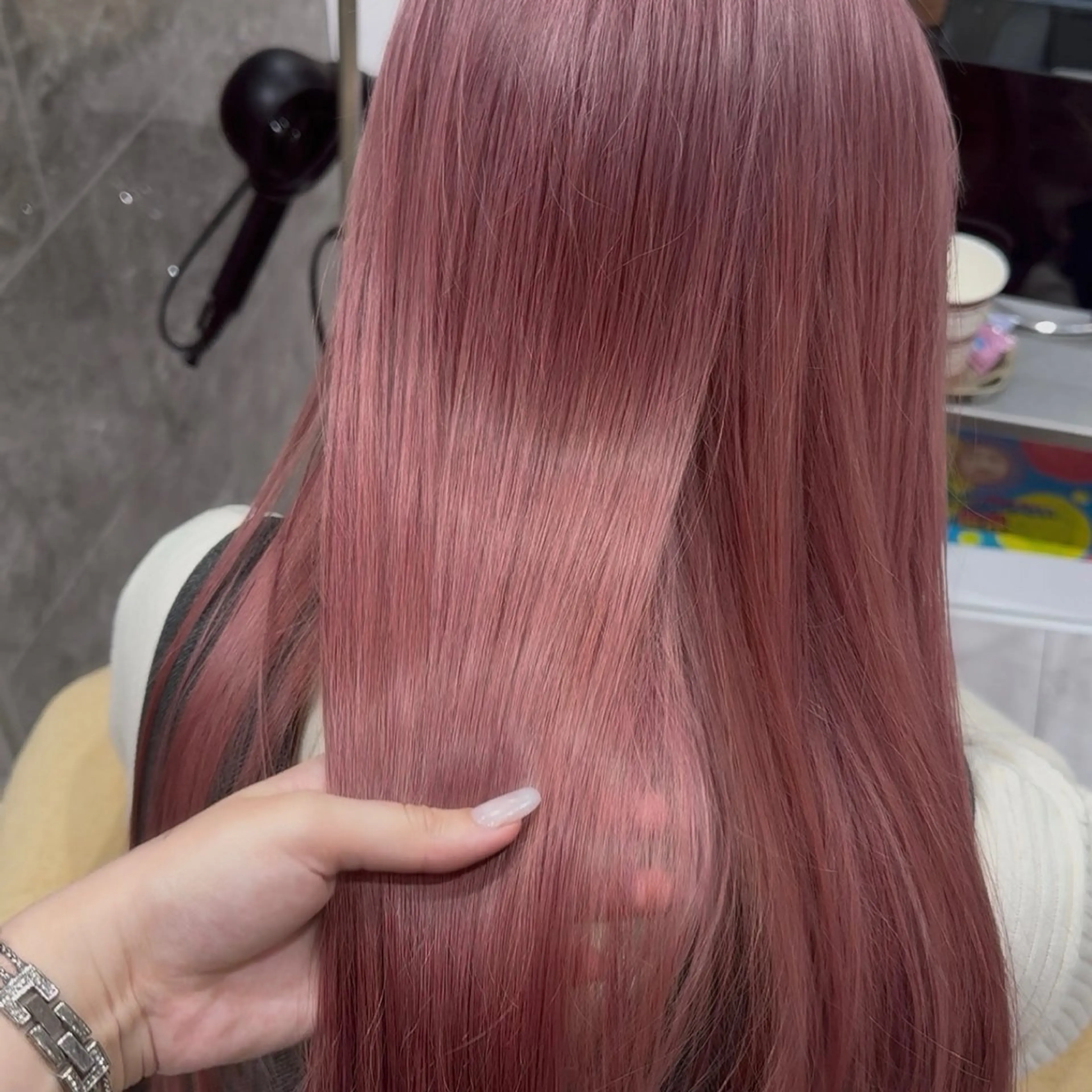 ロング カラー ベージュカラー ブリーチ ピンクカラー ピンクベージュ ヘアカラー 韓国レイヤー｜ 透明感カラー｜ココナのヘアスタイル