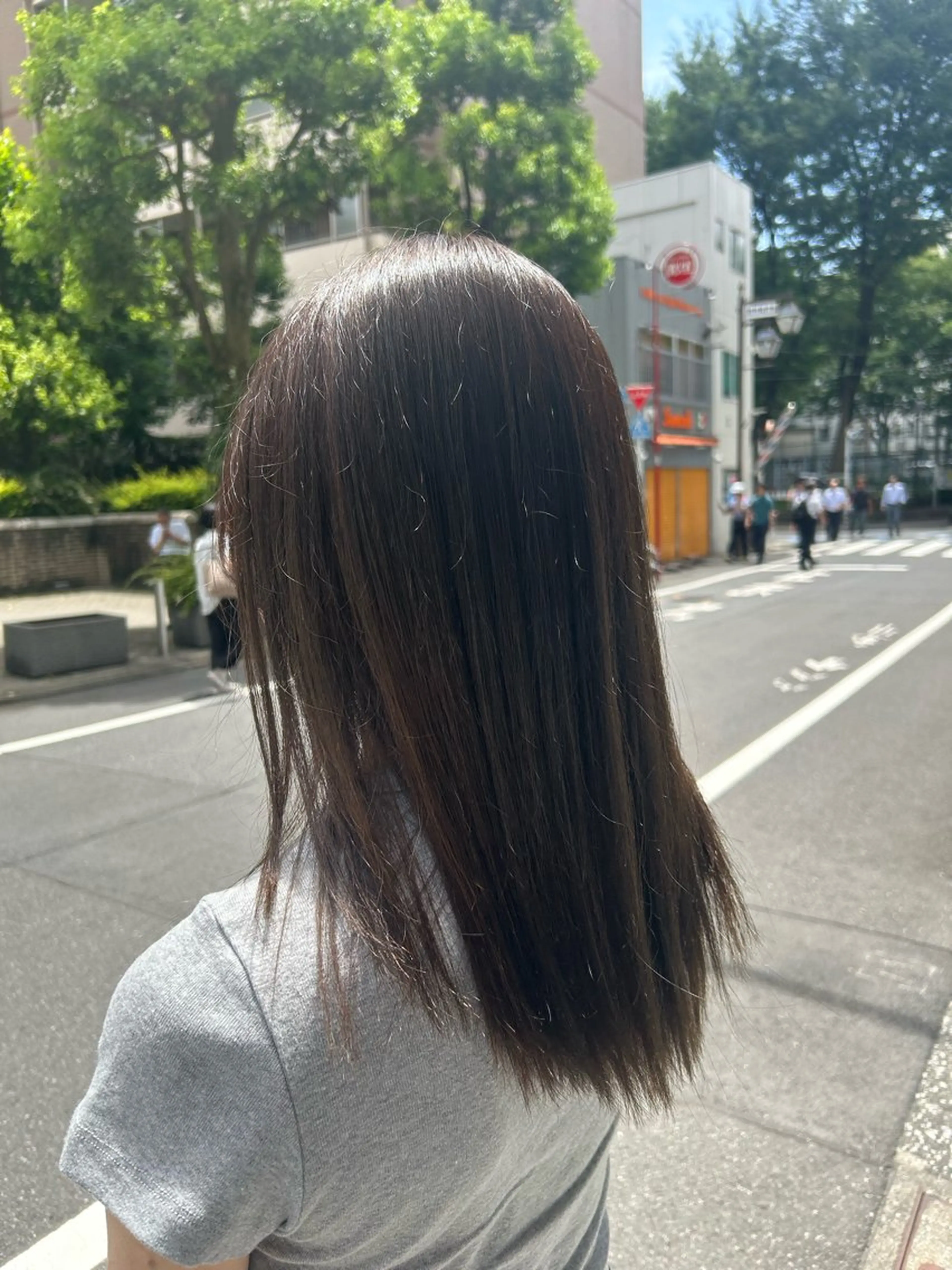 ミディアム カラー オリーブカラー 小磯 維織のヘアスタイル
