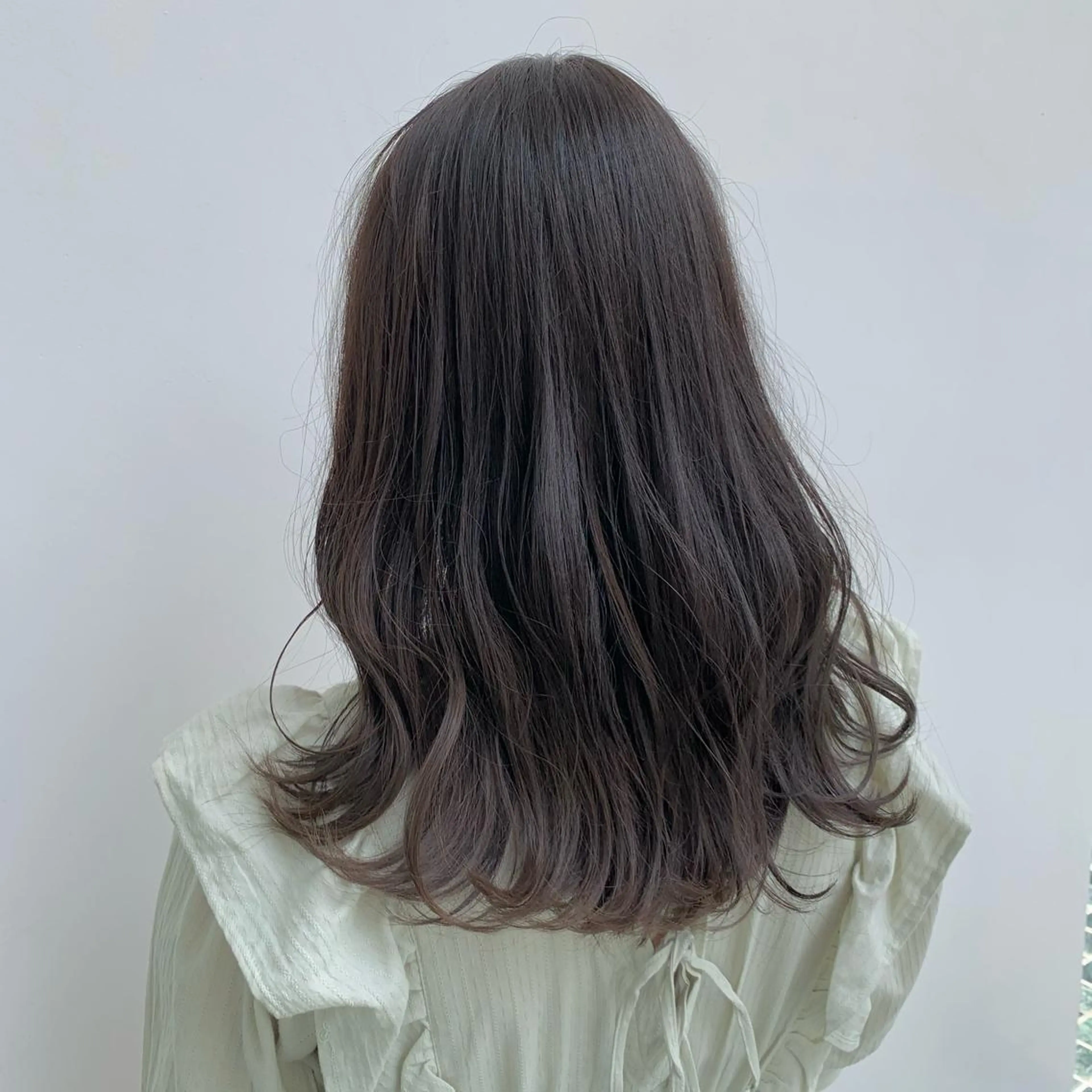 セミロング カラー ベージュカラー ブリーチ イヤリングカラー グレージュ ハイライトカラー SALOWIN表参道店所属・マンツーマン×半個室 まちだきょうすけのヘアスタイル