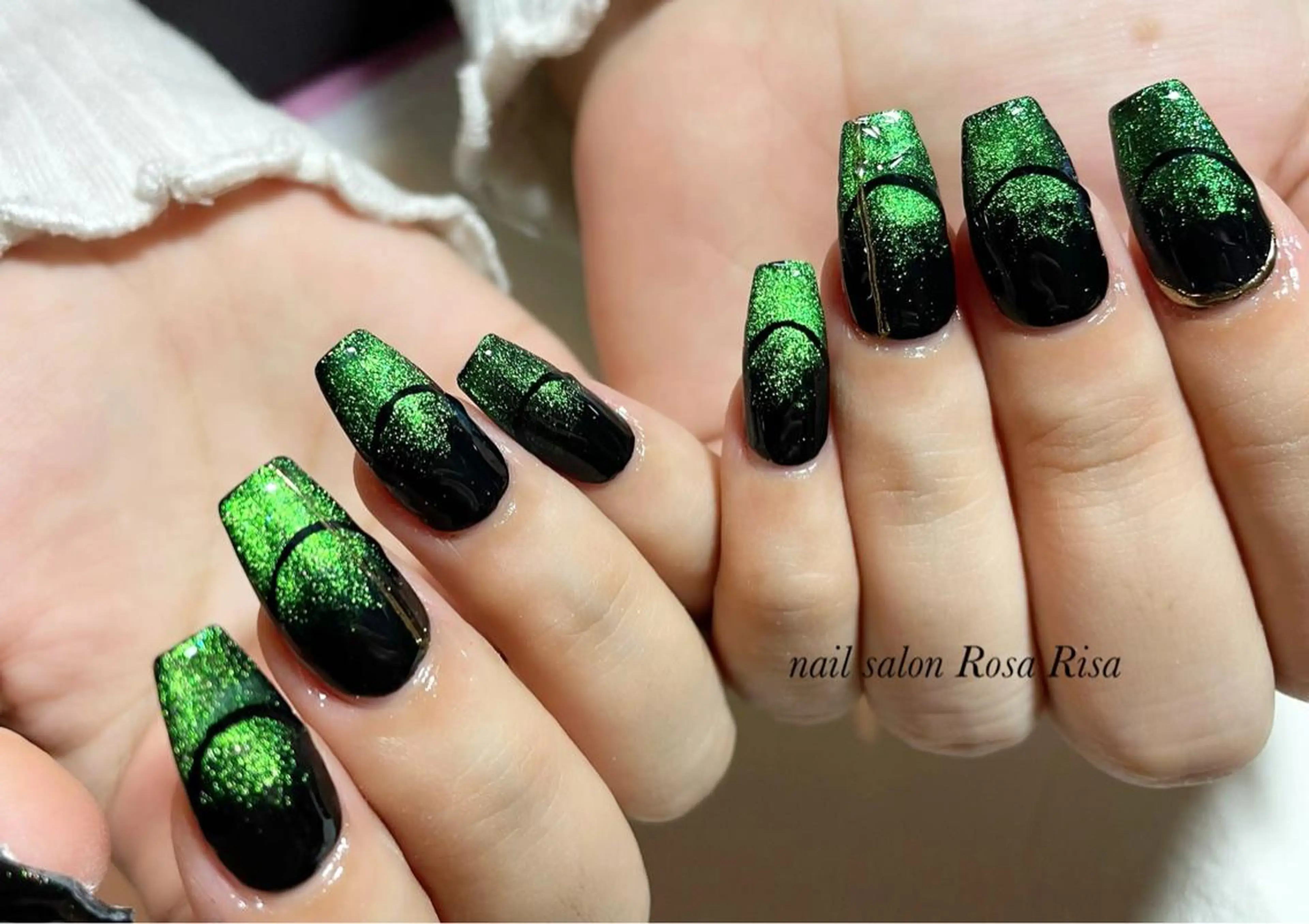 セミロング ネイル グリーン マグネットネイル ネイルスタジオ シェイクユアハンズのネイルデザイン