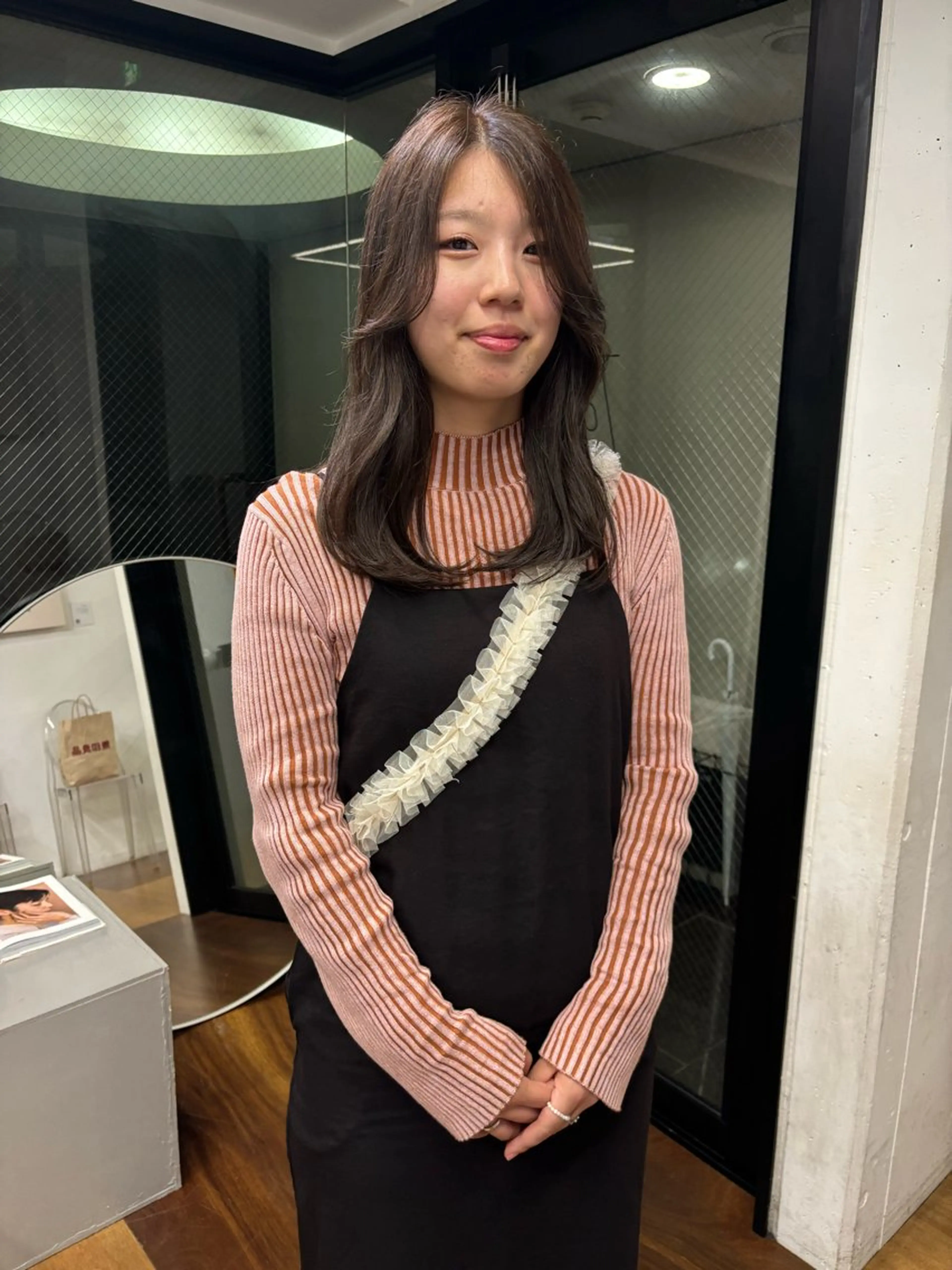 セミロング 柔らかストレートと ツヤカラー/和田陽向のヘアスタイル