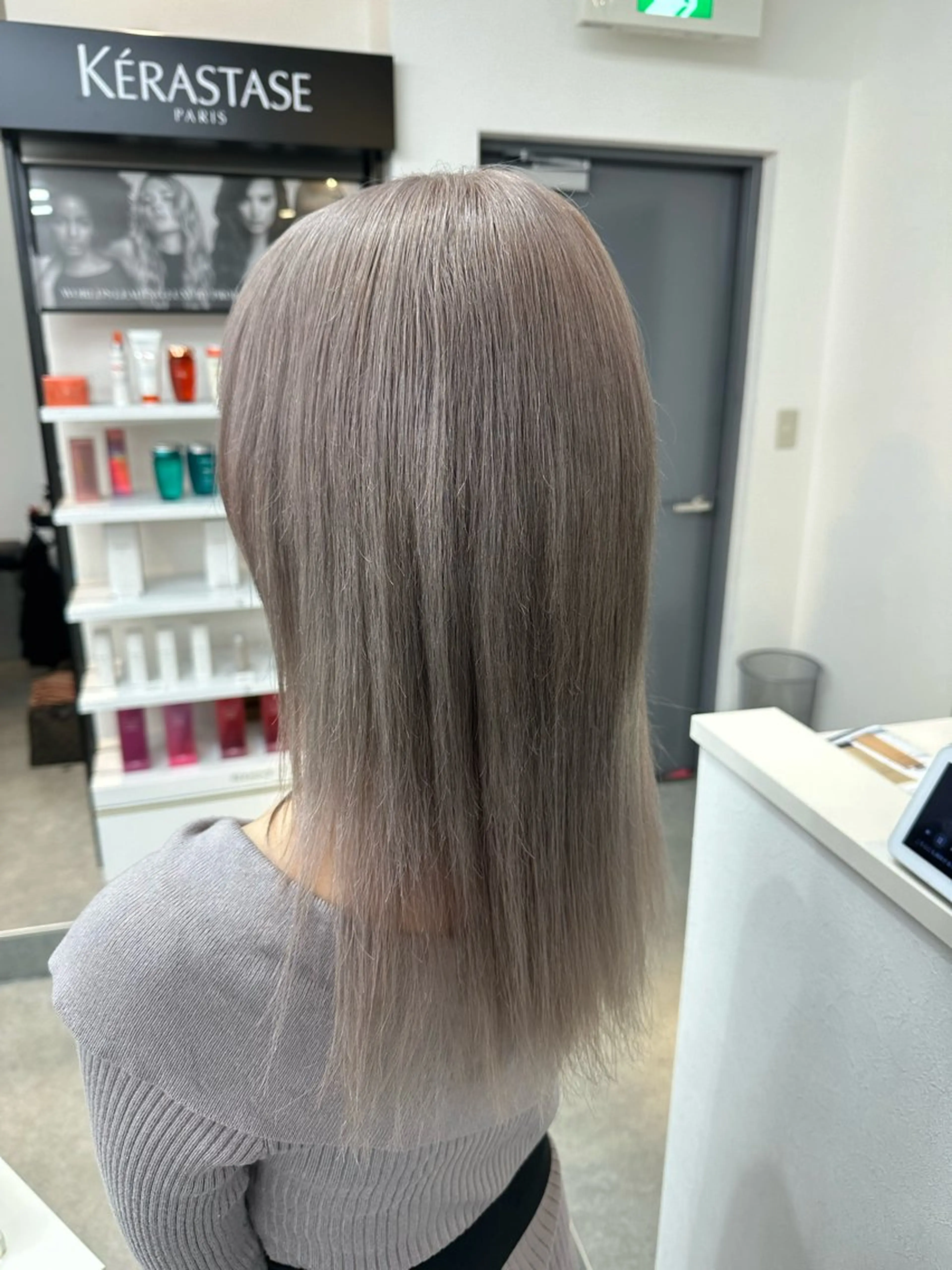 ロング 奥本 侑 ハイトーン、髪質改善のヘアスタイル