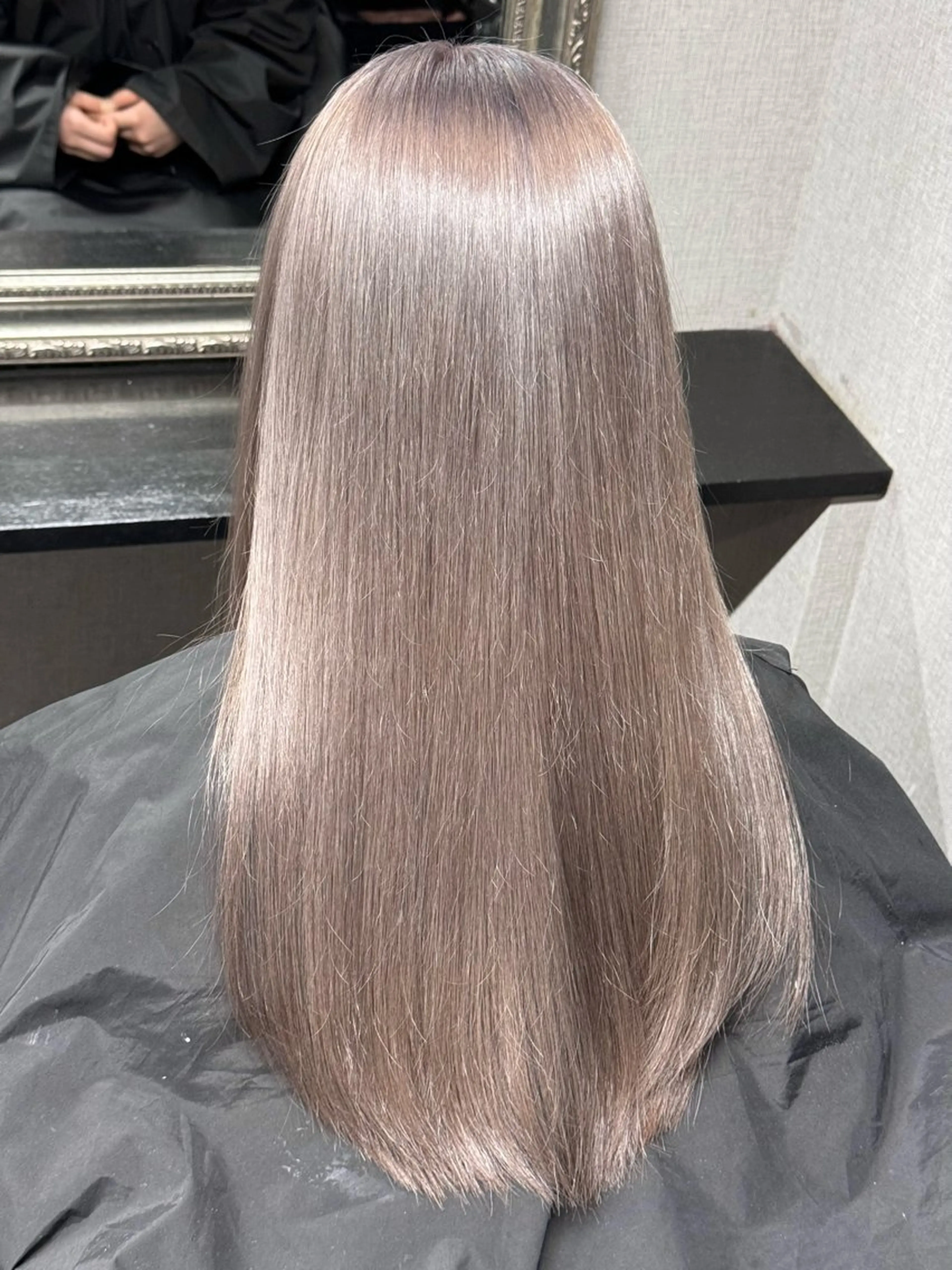 セミロング カラー ヘアアレンジ グレージュ ミルクティーグレージュ ヘアカラー ホワイトカラー/ ピンクベージュにったのヘアスタイル