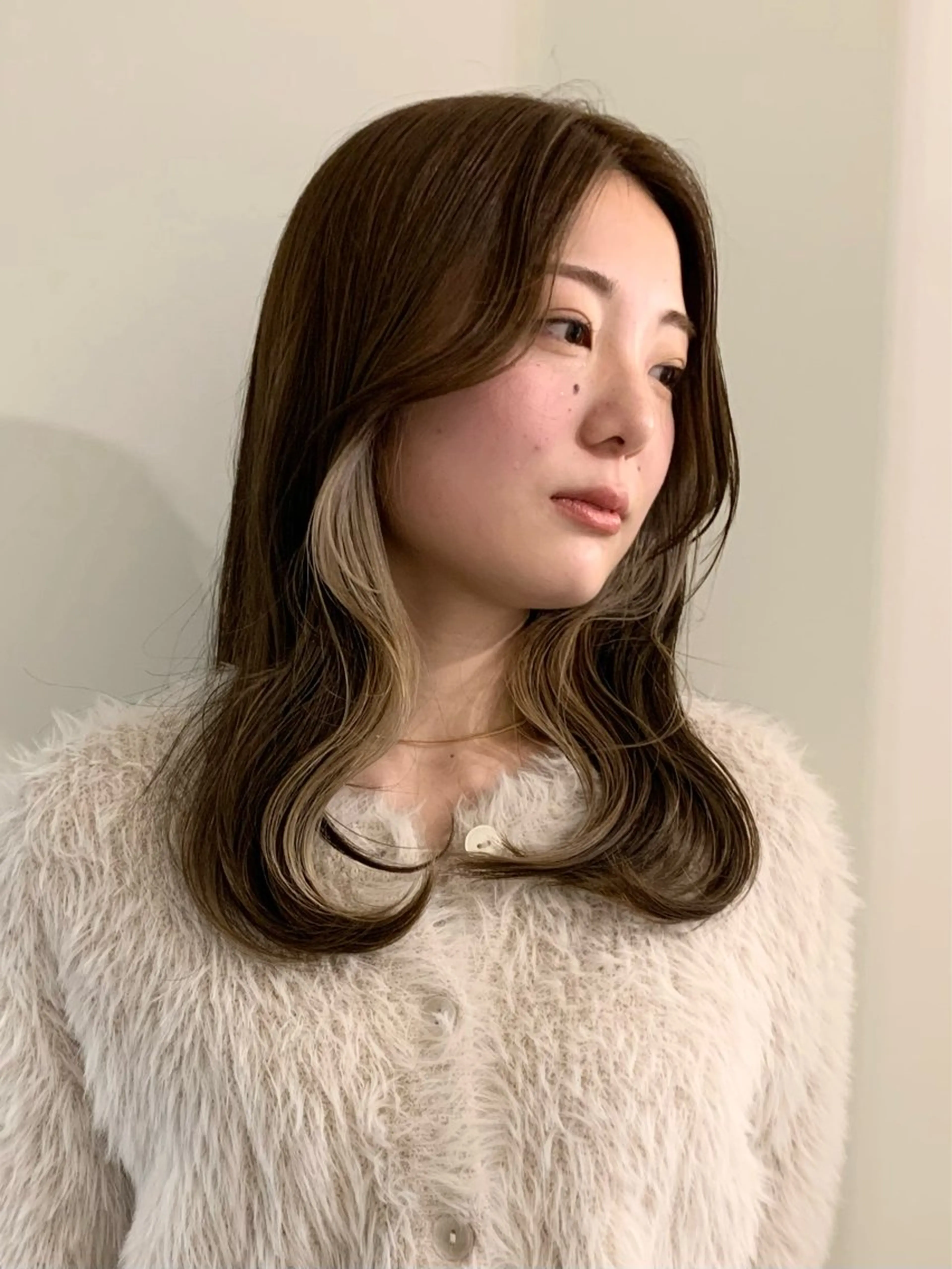 ロング カラー ベージュカラー ブリーチ イヤリングカラー ヘアカラー 落合希 Olivebeigeのヘアスタイル