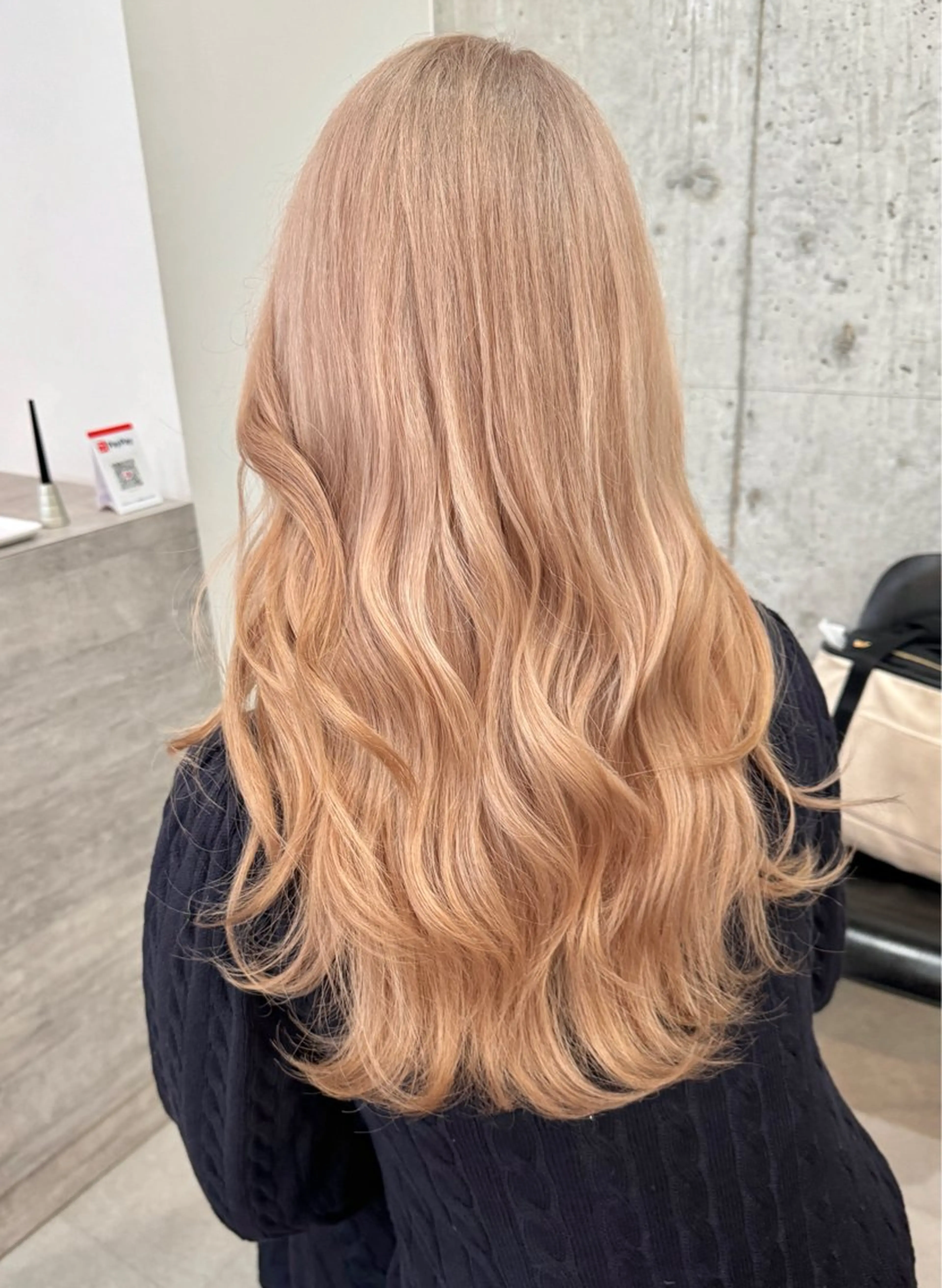 ロング カラー ベージュカラー ミルクティーベージュ ヘアカラー トリートメント 切りっぱなしボブ/ ブリーチカラー/大塚のヘアスタイル