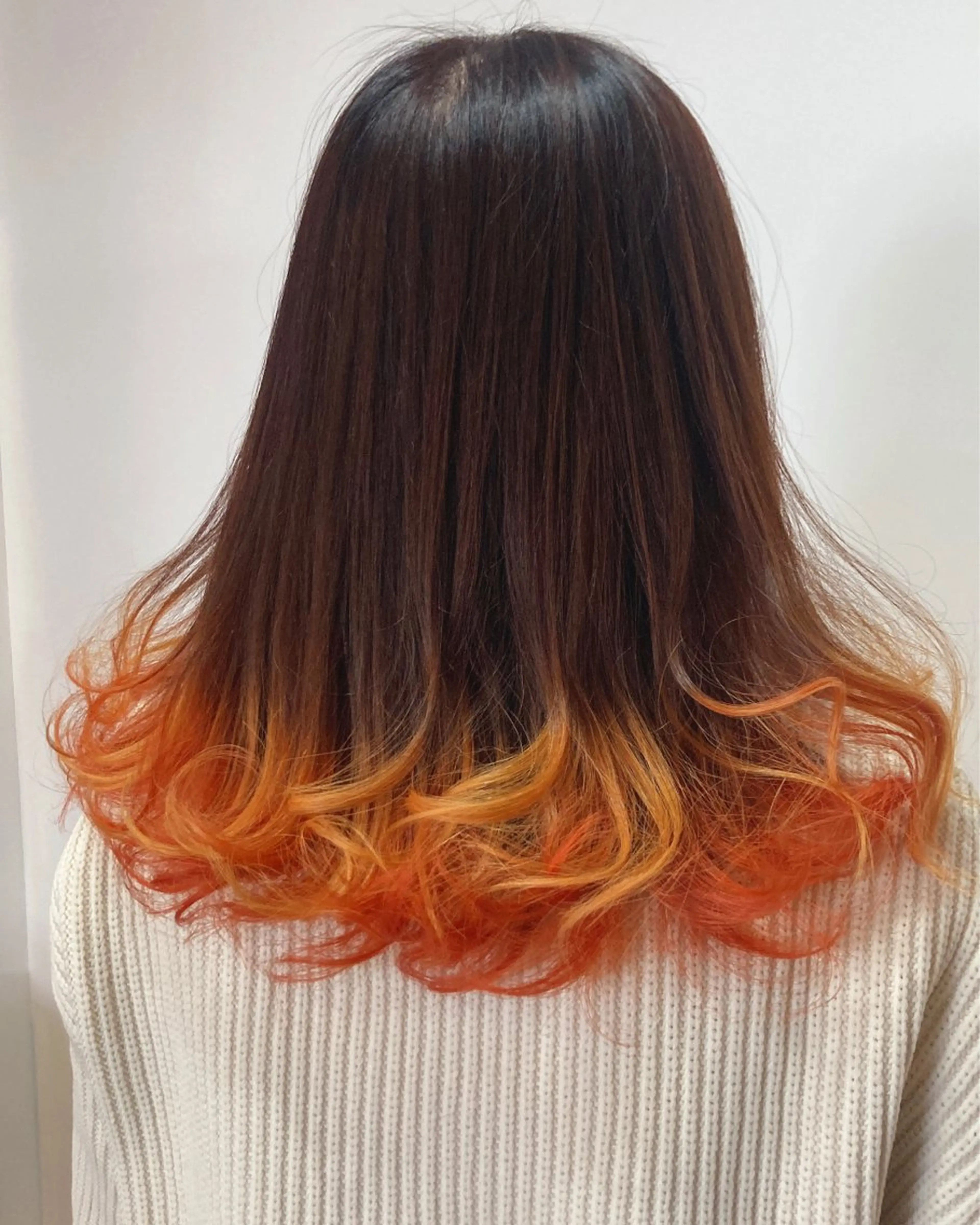 セミロング カラー グラデーションカラー オレンジ イエローカラー 山本 将史のヘアスタイル