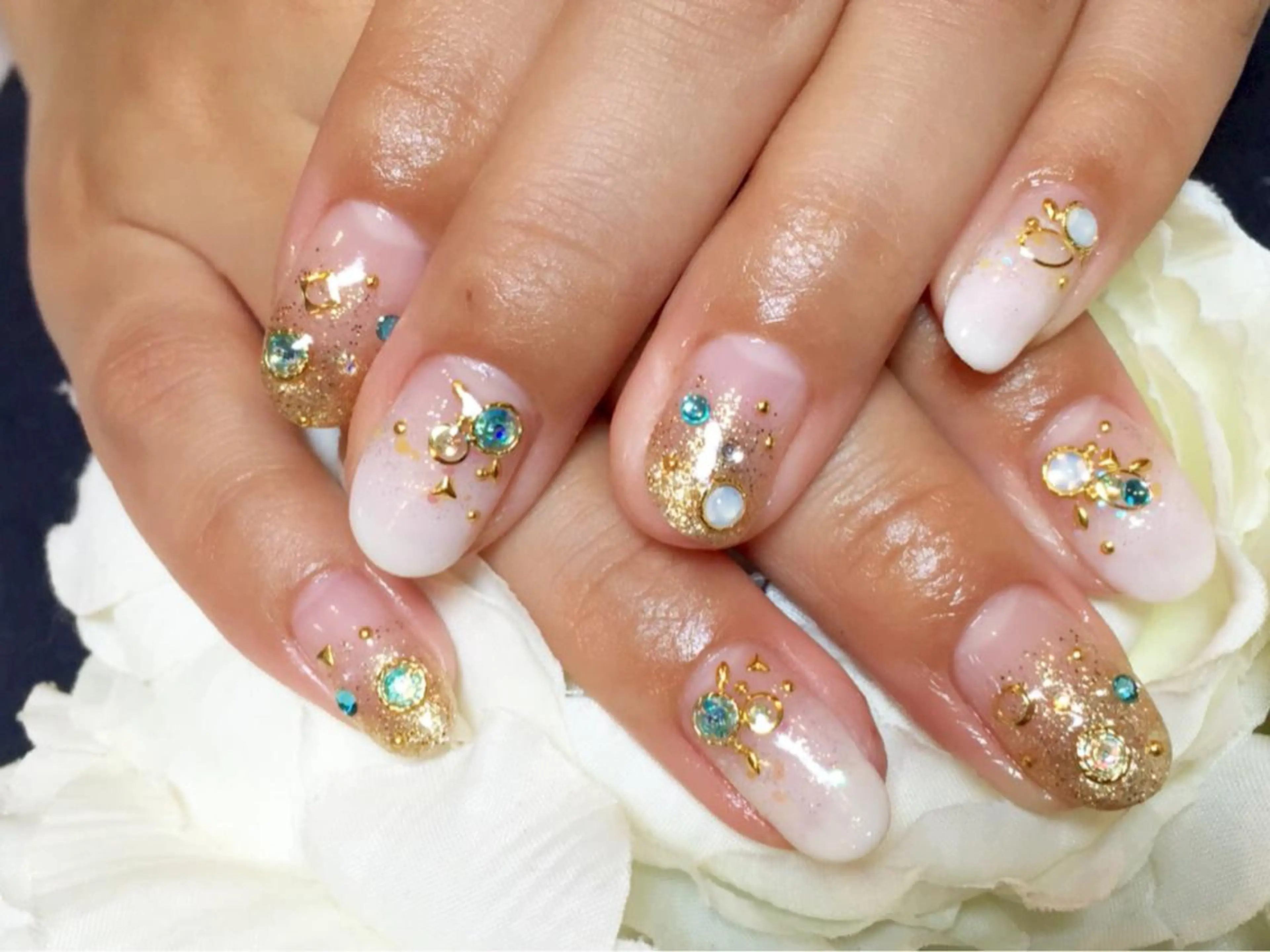 ネイル アートネイル グラデーション ストーンネイル うるま市サロン Yuko Izawaのネイルデザイン