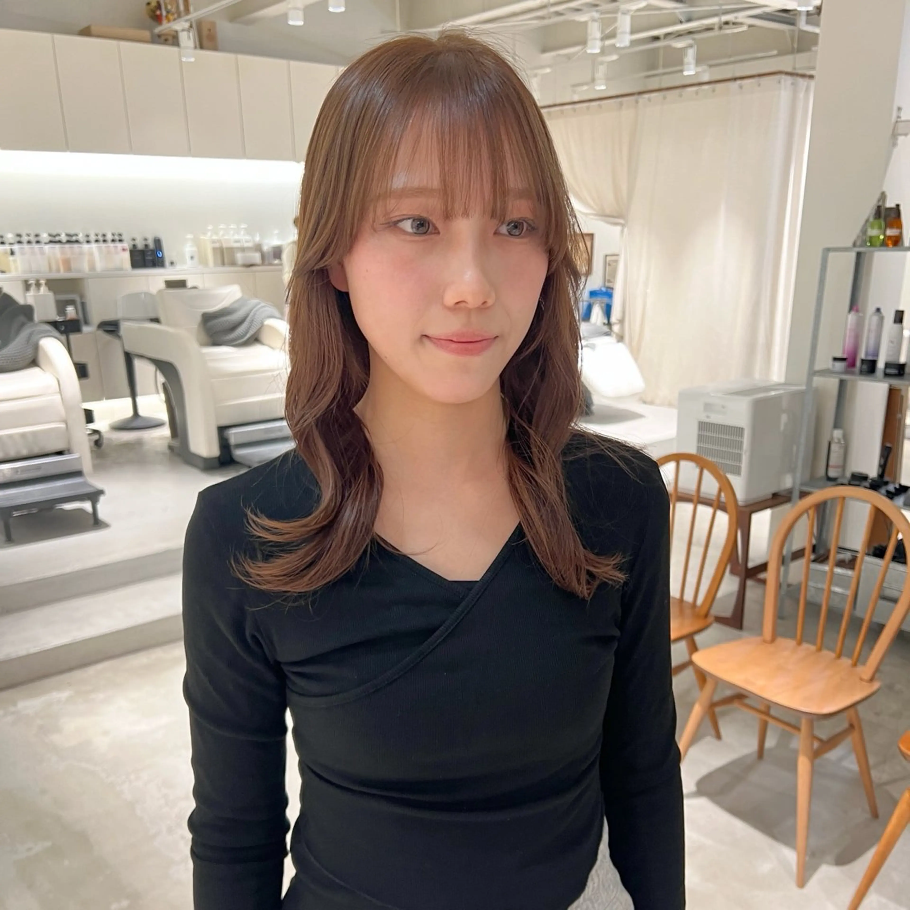 セミロング カラー ヘアカラー 周東 芽依のヘアスタイル
