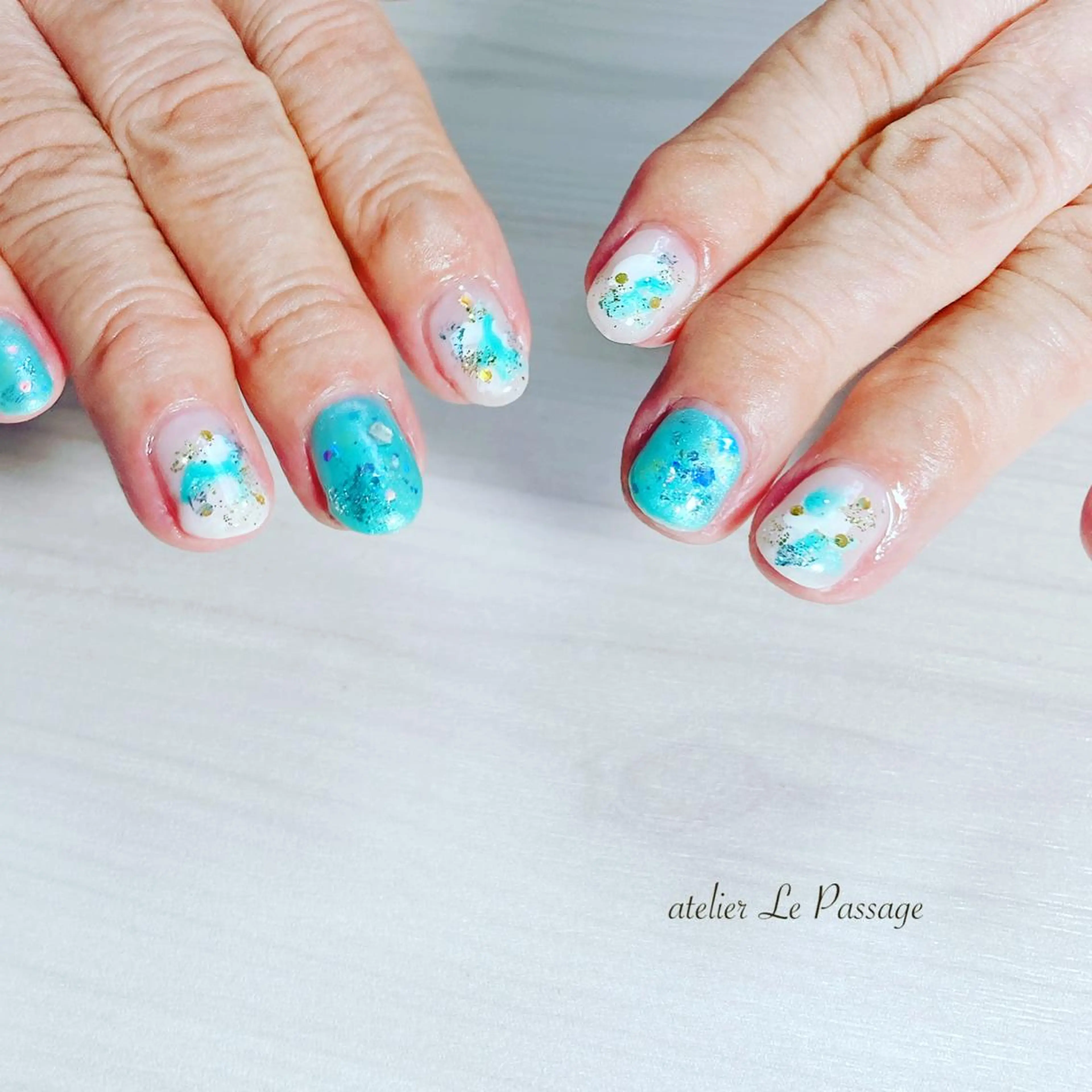 ネイル ジェルネイル ラメ(グリッター) 水色 ニュアンスネイル オフィスネイル Atelier Le Passage所属・h nakatsukaのネイルデザイン