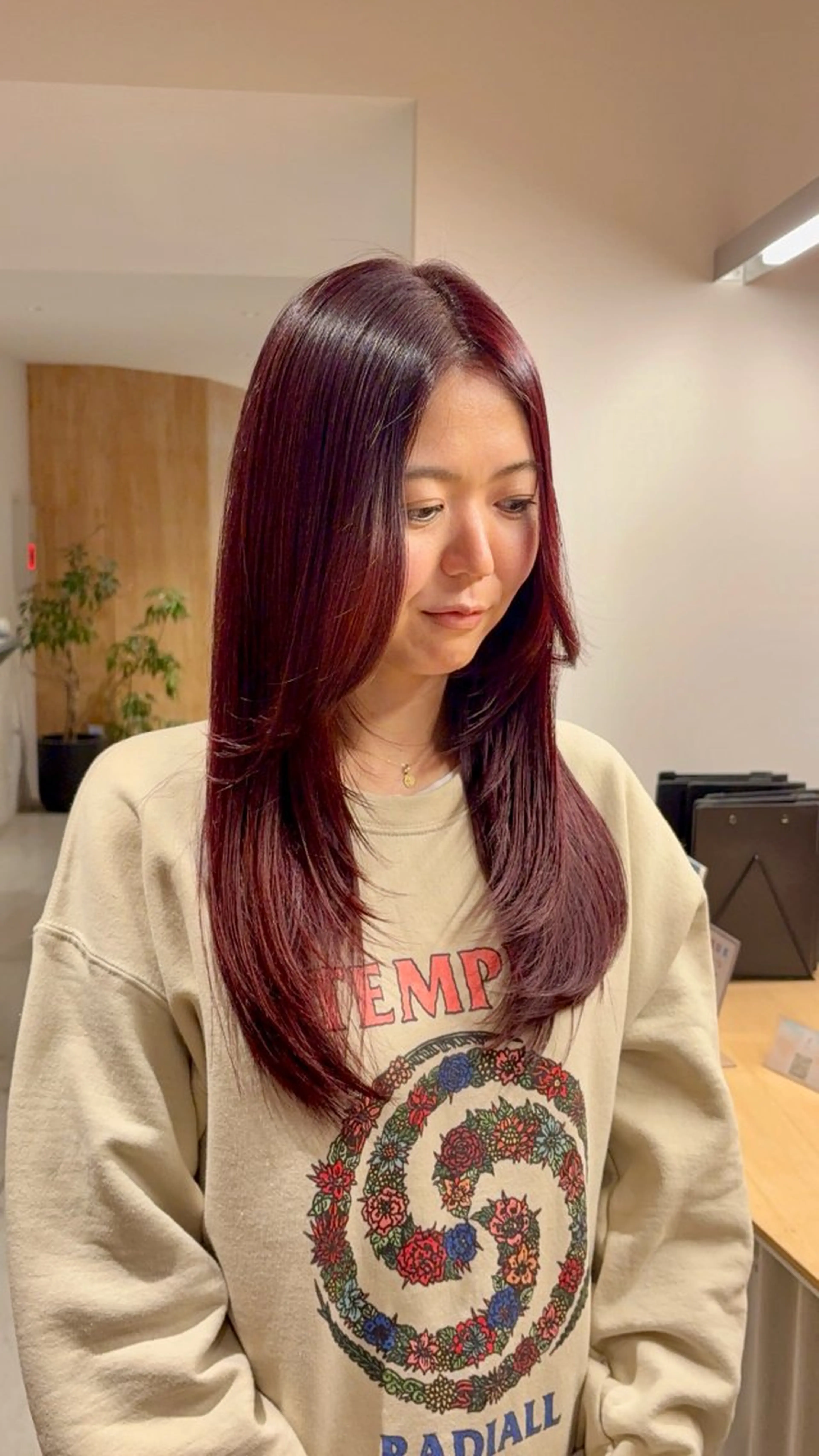 セミロング カラー パーマ ブリーチ ボルドーカラー ブラウンカラー カシス 透明感カラー カット ヘアカラー ブリーチなしカラー/ 顔周りレイヤーのヘアスタイル