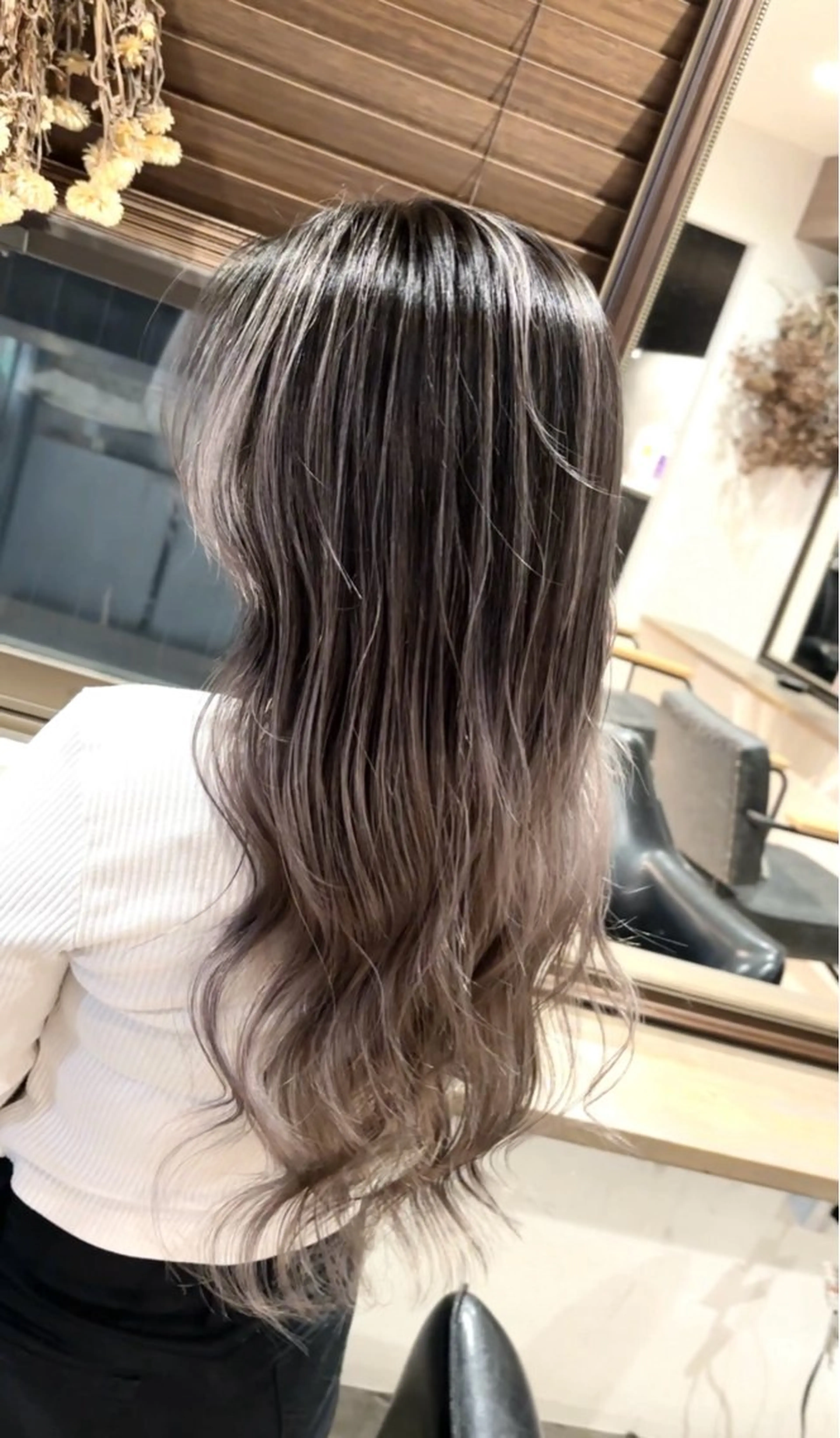 ロング カラー ブリーチ シルバー ホワイトシルバー カット ヘアカラー ギャルの革命児 秀斗のヘアスタイル