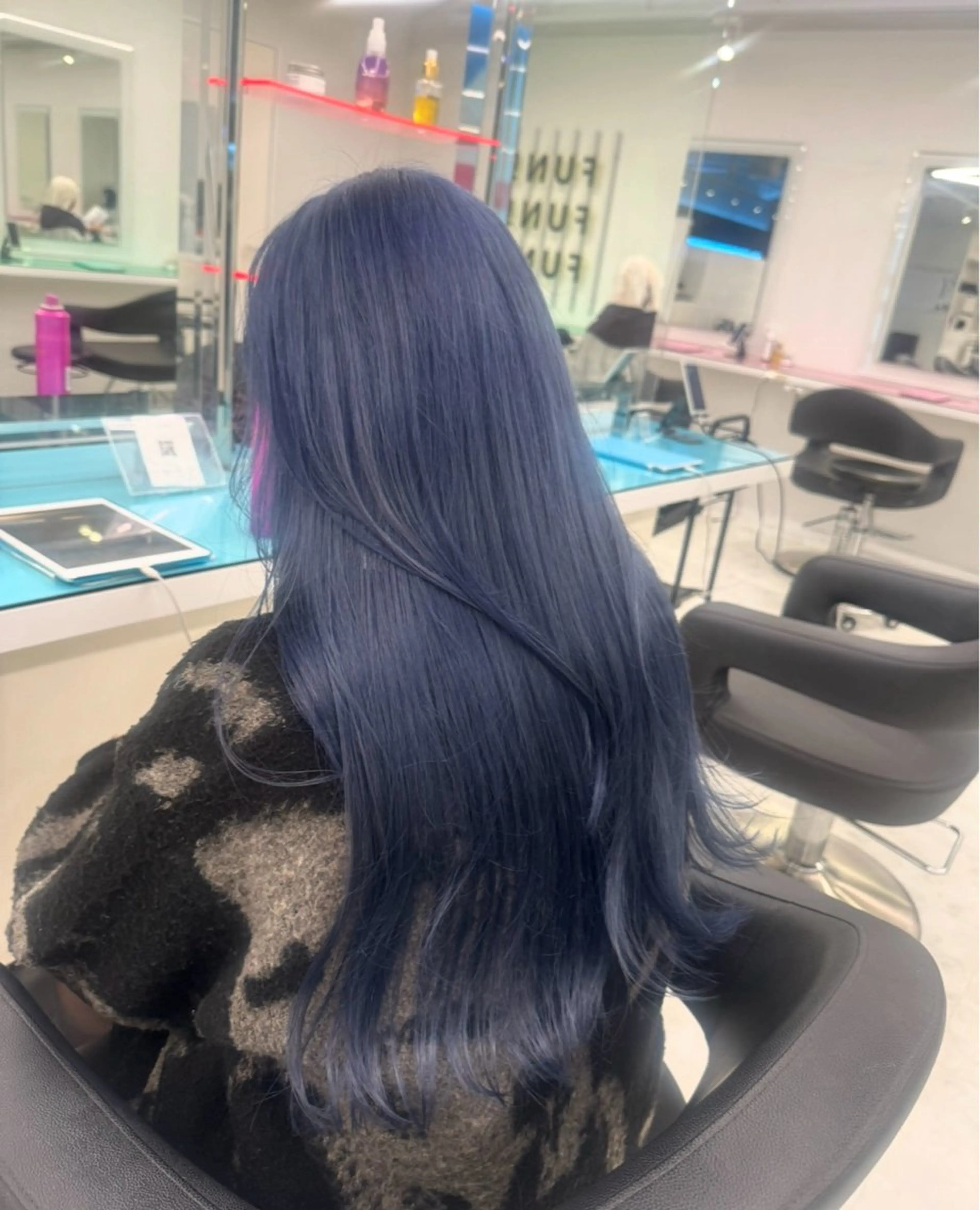 ロング カラー ヘアアレンジ ブルーカラー ブルーグレー 透明感カラー ヘアカラー トリートメント ヘアセット 🩵ダメージレス艶感 ハイトーン🩷のヘアスタイル