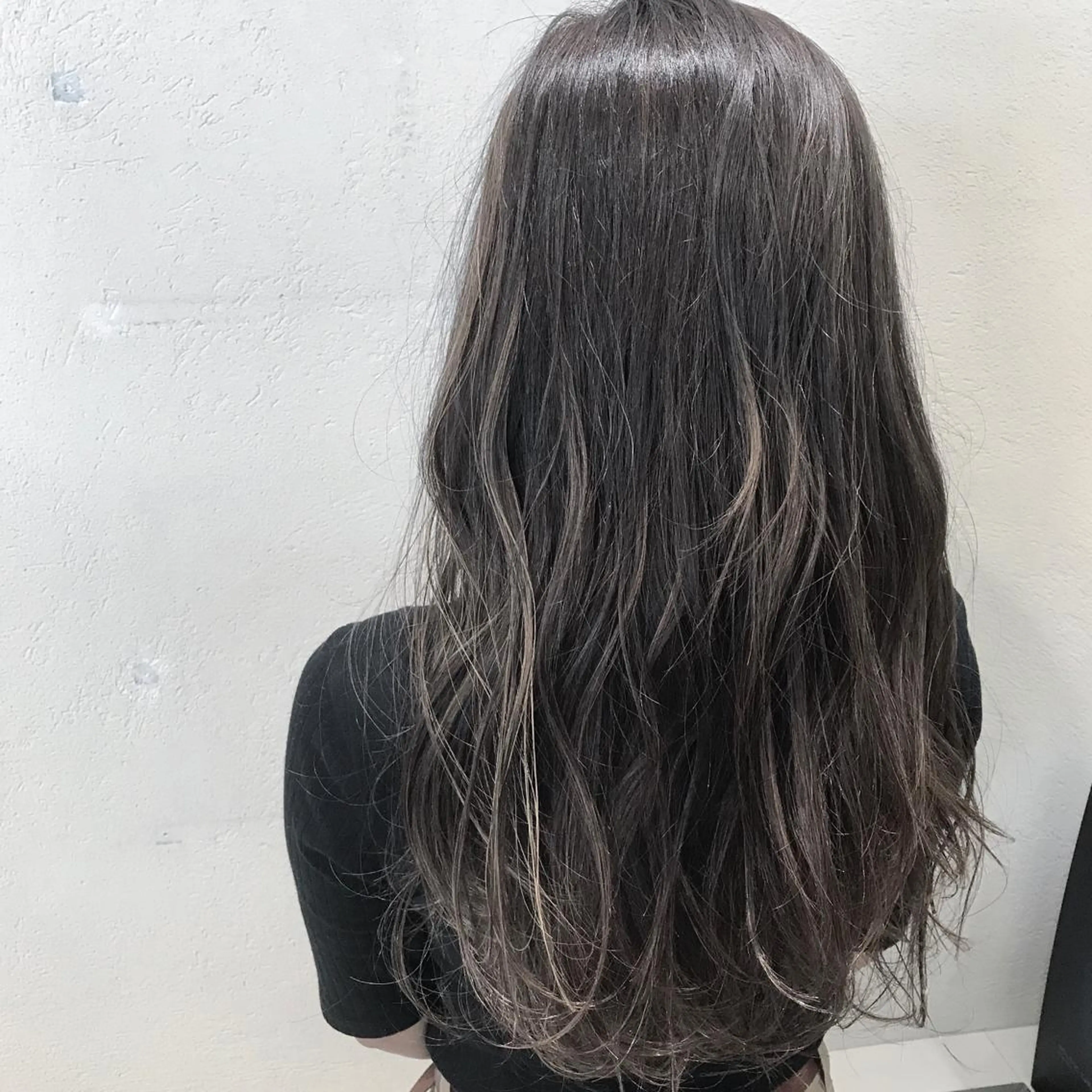 ミディアム カラー アッシュ アッシュグレー アッシュグレージュ バレイヤージュ ベージュカラー AMI Hair  supply所属・髪質改善カラー 韓国風レイヤーのヘアスタイル