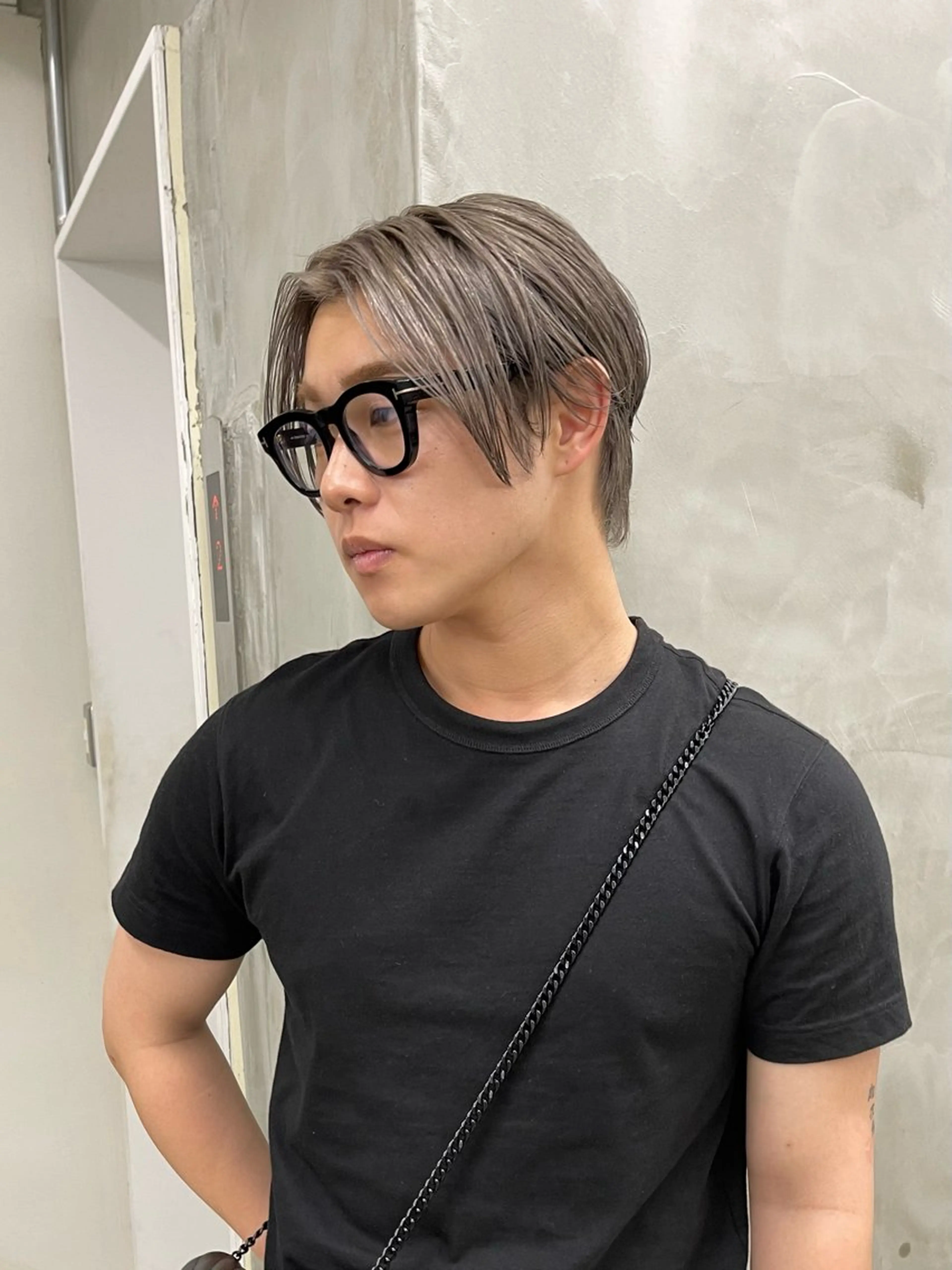 カラー メンズ メンズブリーチ センターパート メンズハイトーン ブリーチ ケアブリーチ カット ヘアカラー トリートメント メンズカット パーマ[佐橋]のヘアスタイル