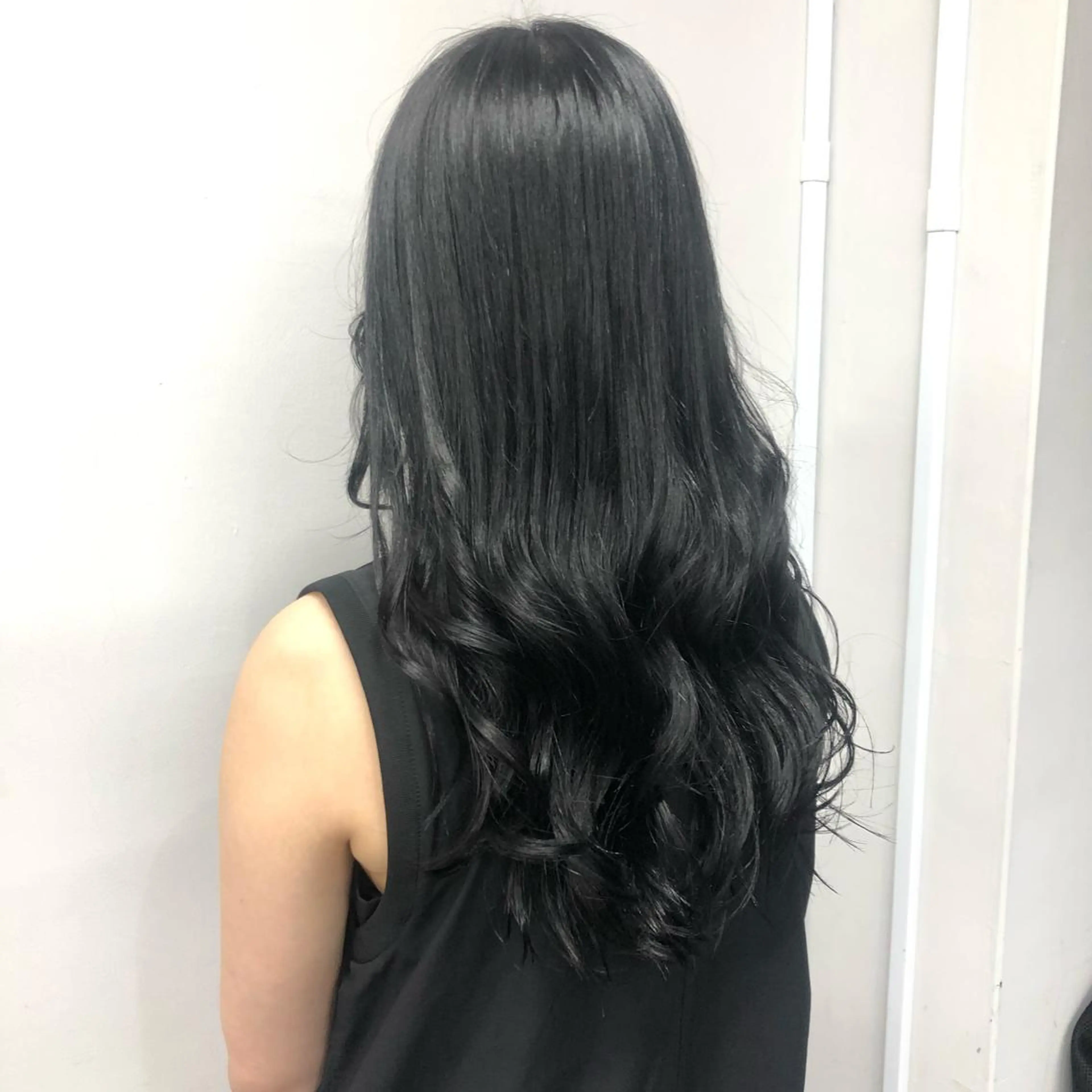 セミロング 寒色＆ブリーチ特化 寒色MiOのヘアスタイル