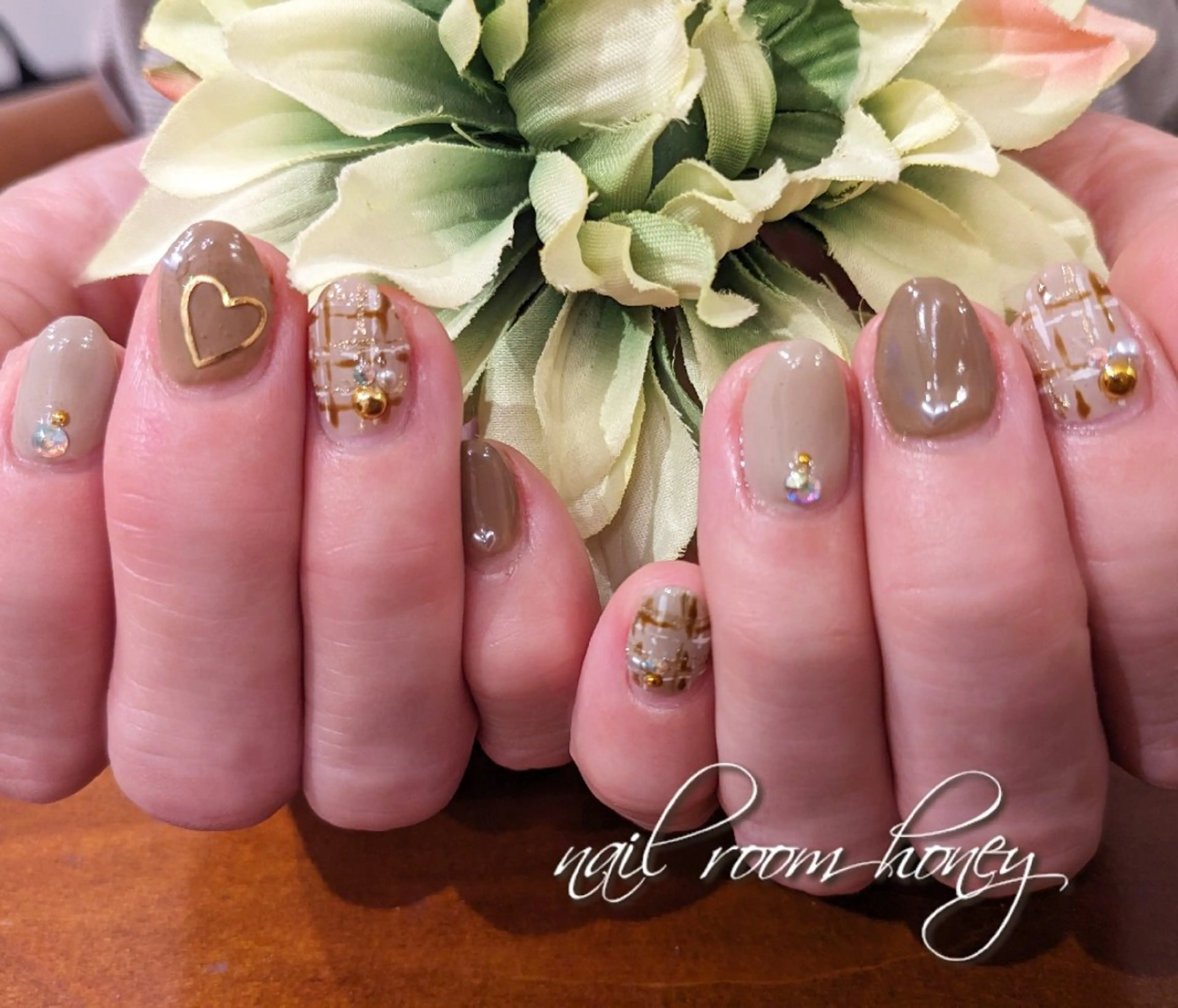 ネイル ブラウン ハート バレンタイン nail room  honeyのネイルデザイン
