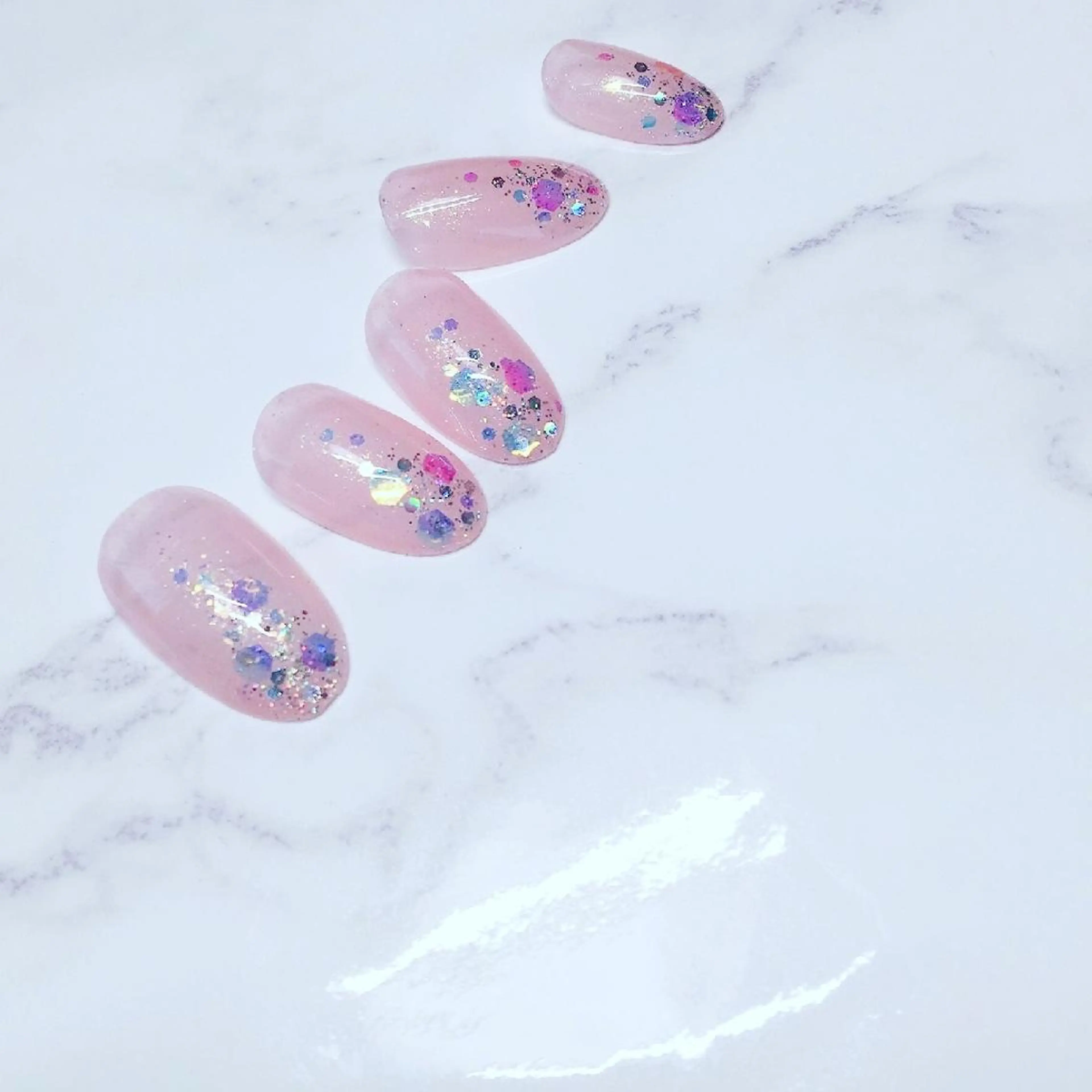 ネイル ジェルネイル グラデーション ラメ(グリッター) ラメグラデーション ネイルチップ ハンドネイル ハンドケア 佐藤 結衣のネイルデザイン