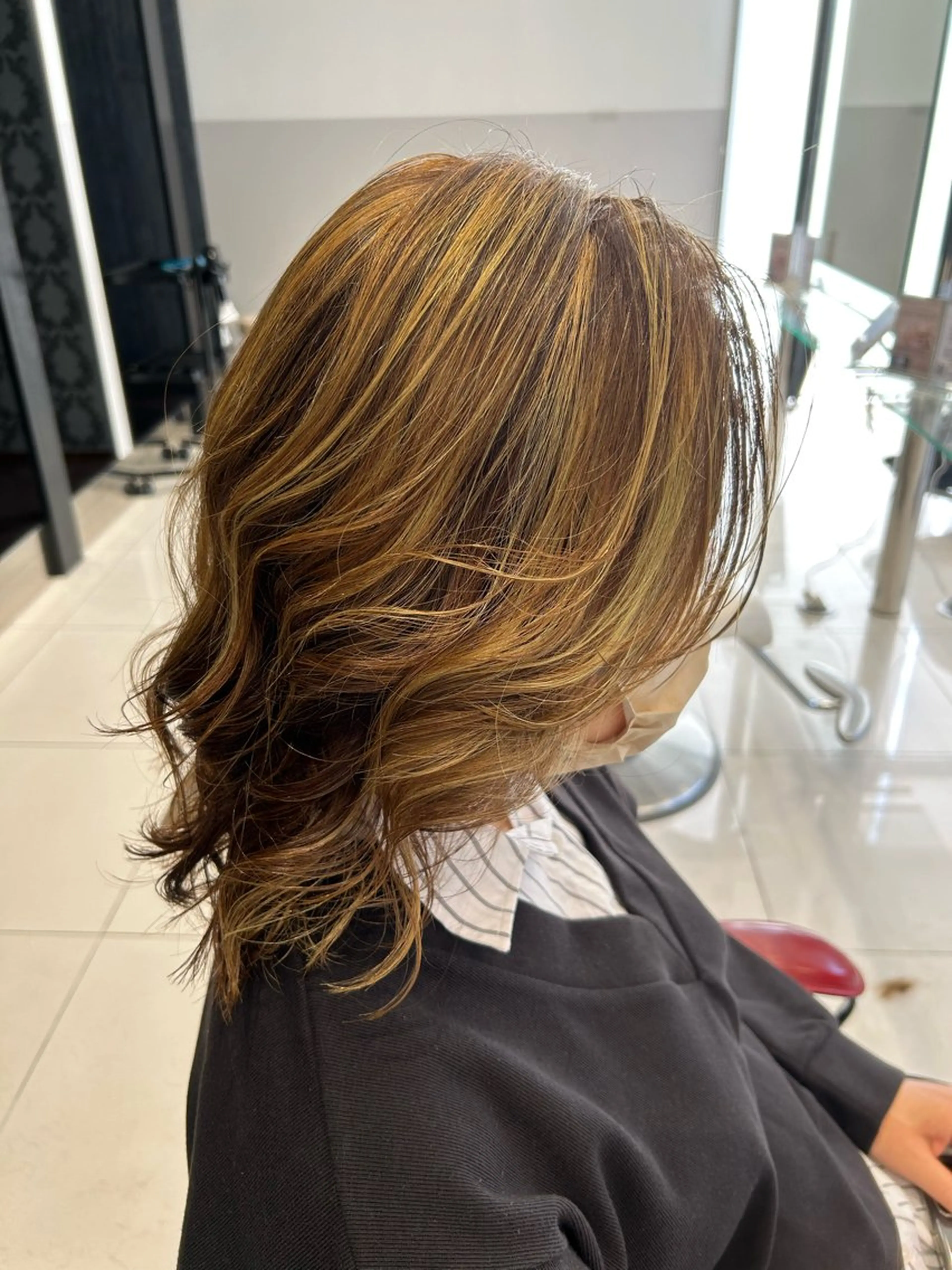 セミロング カラー 海外カラー白髪ぼかし ティファニーサユリのヘアスタイル