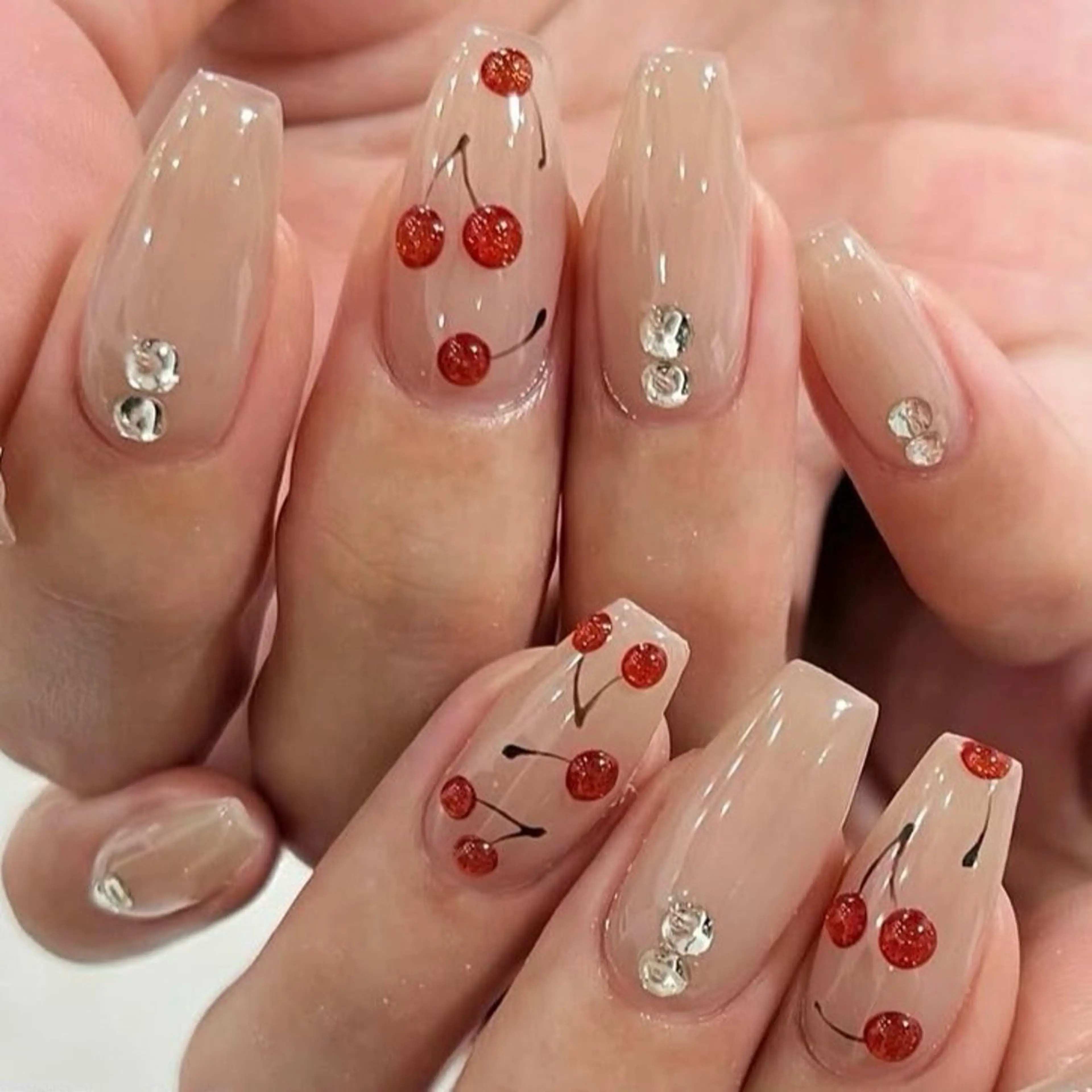 パーツ2つ無料✨【自他店オフ無料】４本さくらんぼ🍒チェリーネイル(６本ワンカラー)の写真