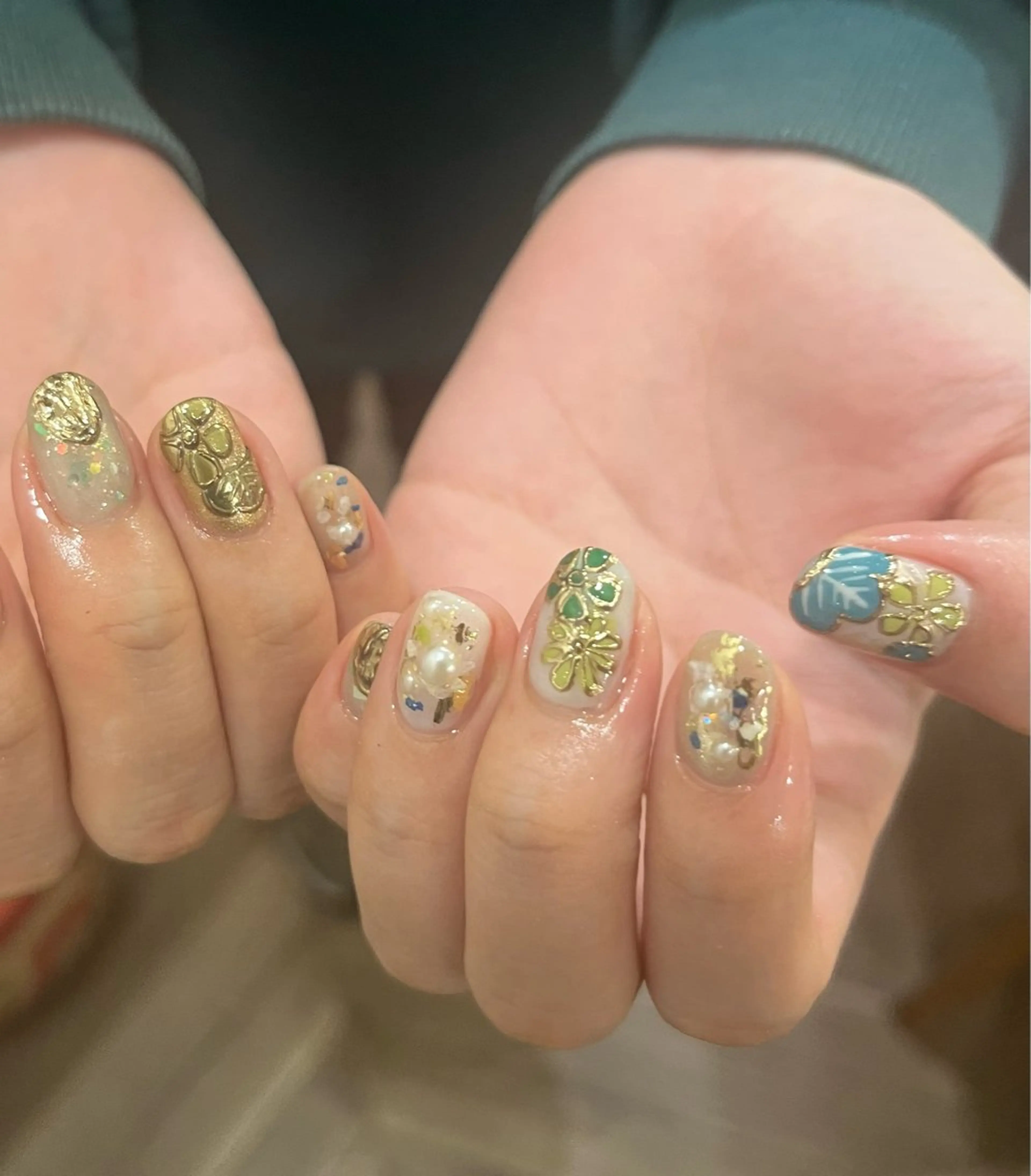 ネイル アートネイル ゴールド 卒業式 グリーン ハンドネイル AT.1011(アトリエテンイレブン)所属・AT.1011 (ハルカ)のネイルデザイン