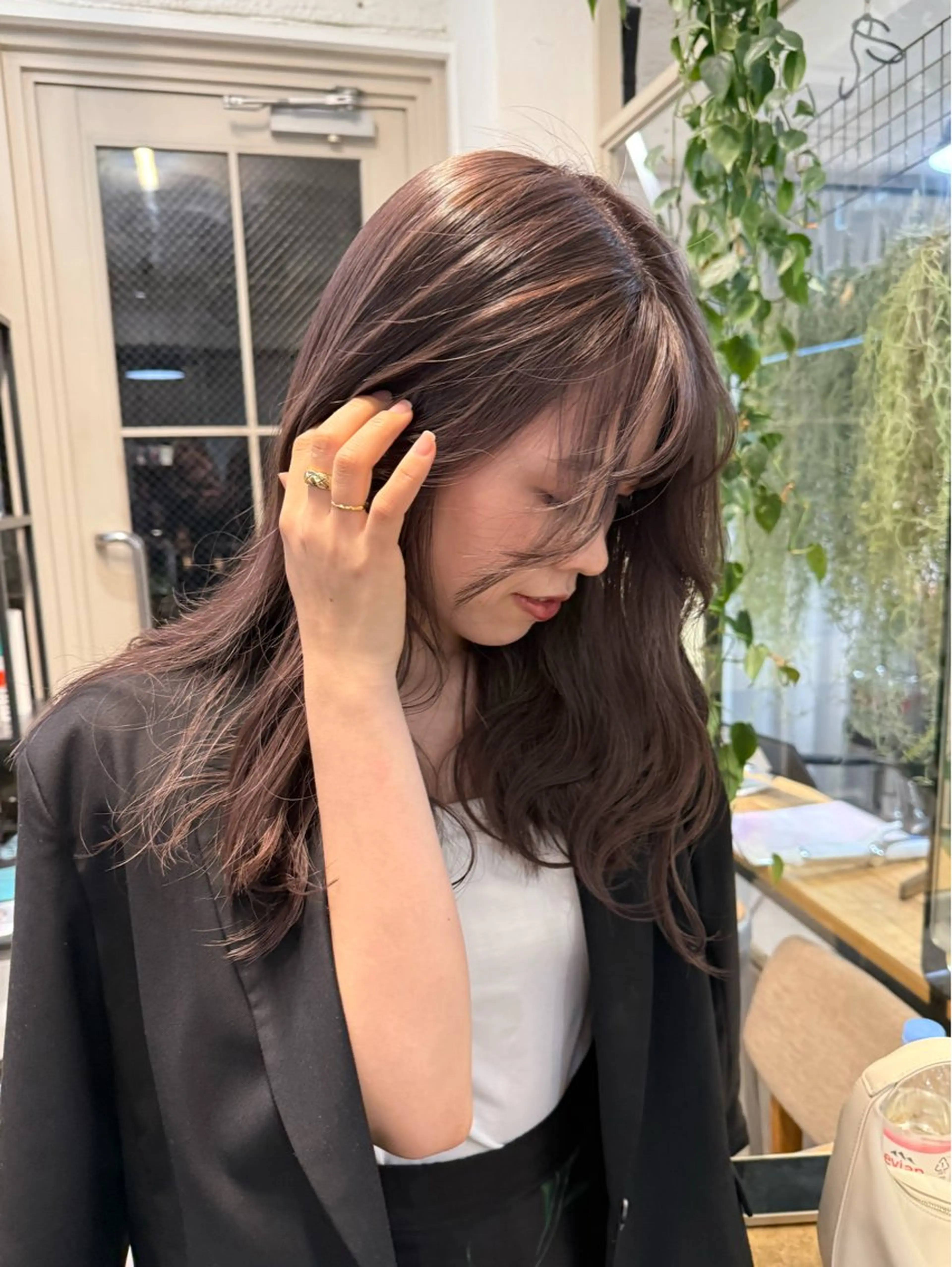 セミロング カラー ミルクティー× グレージュMOMOのヘアスタイル