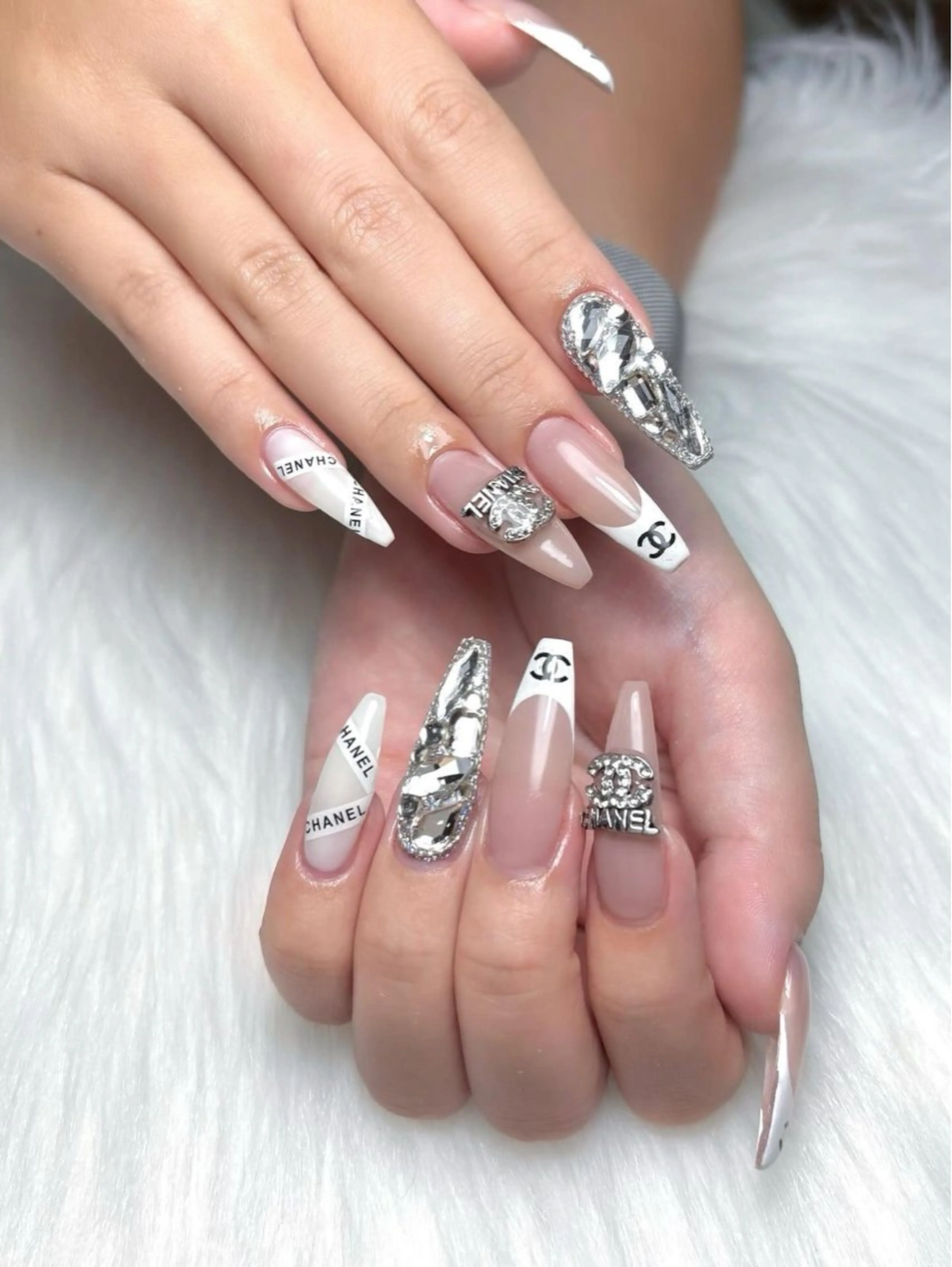 ネイル キラキラネイル 韓国ネイル ロングネイル ワンホンネイル ハンドネイル Josie nail salonのネイルデザイン