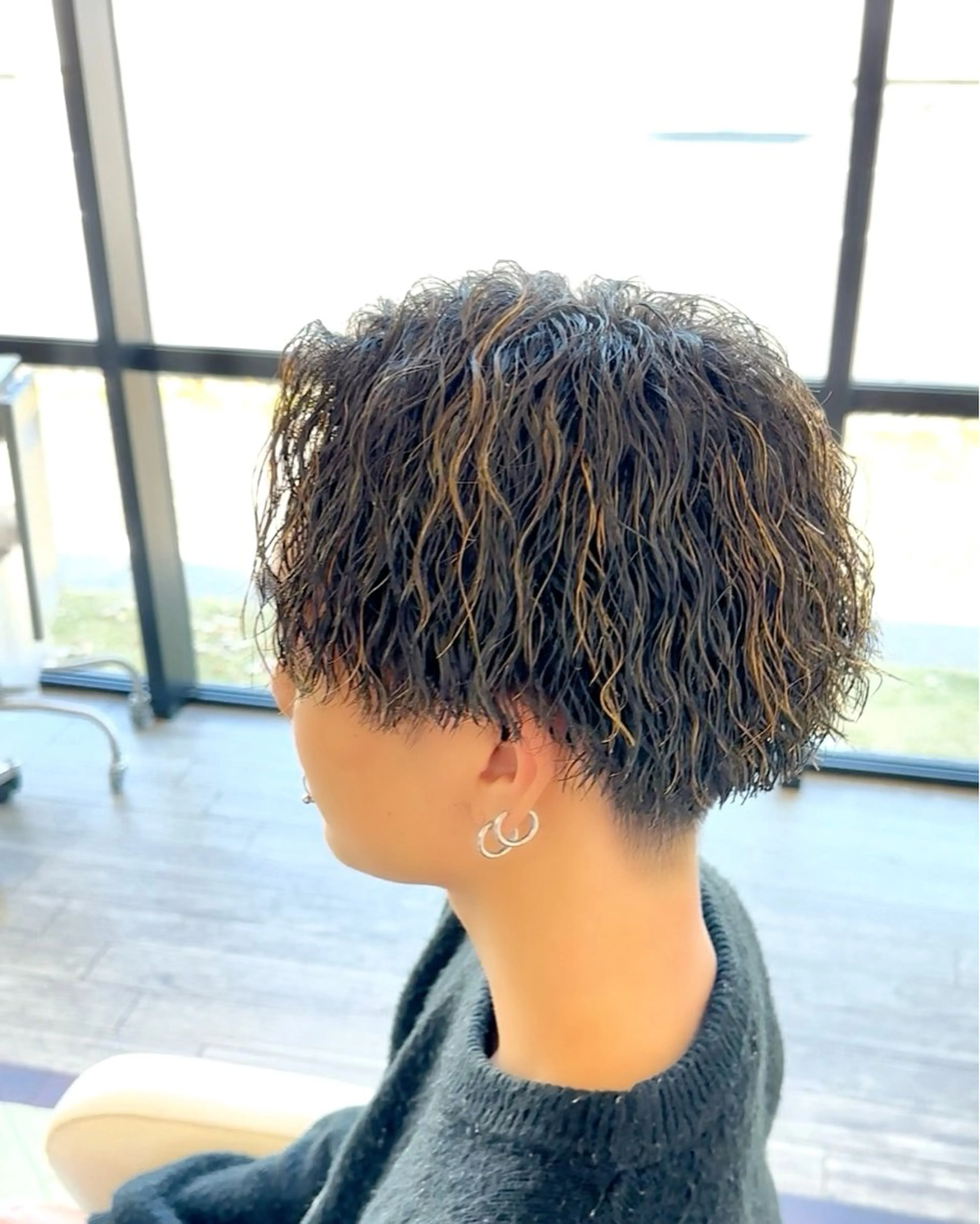 パーマ メンズ センターパート メンズハイライト メンズパーマ カット パーマ 川地 由麿のヘアスタイル