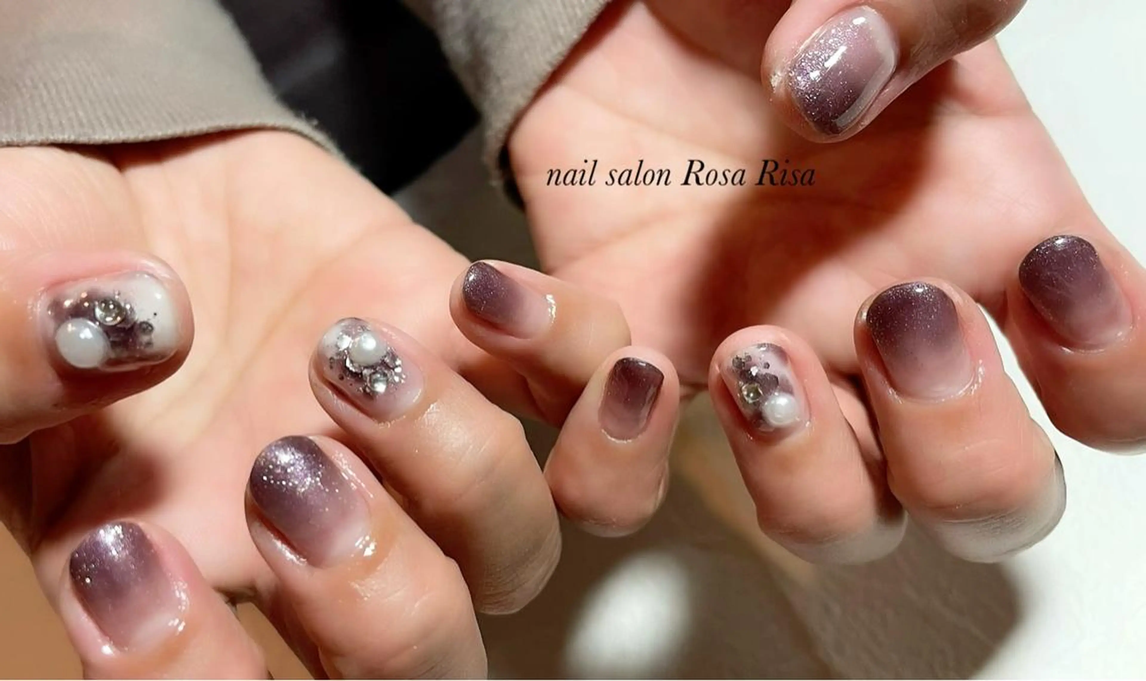 ショート ネイル ブラウン ニュアンスネイル シンプルネイル ハンドネイル ネイルスタジオ シェイクユアハンズのネイルデザイン