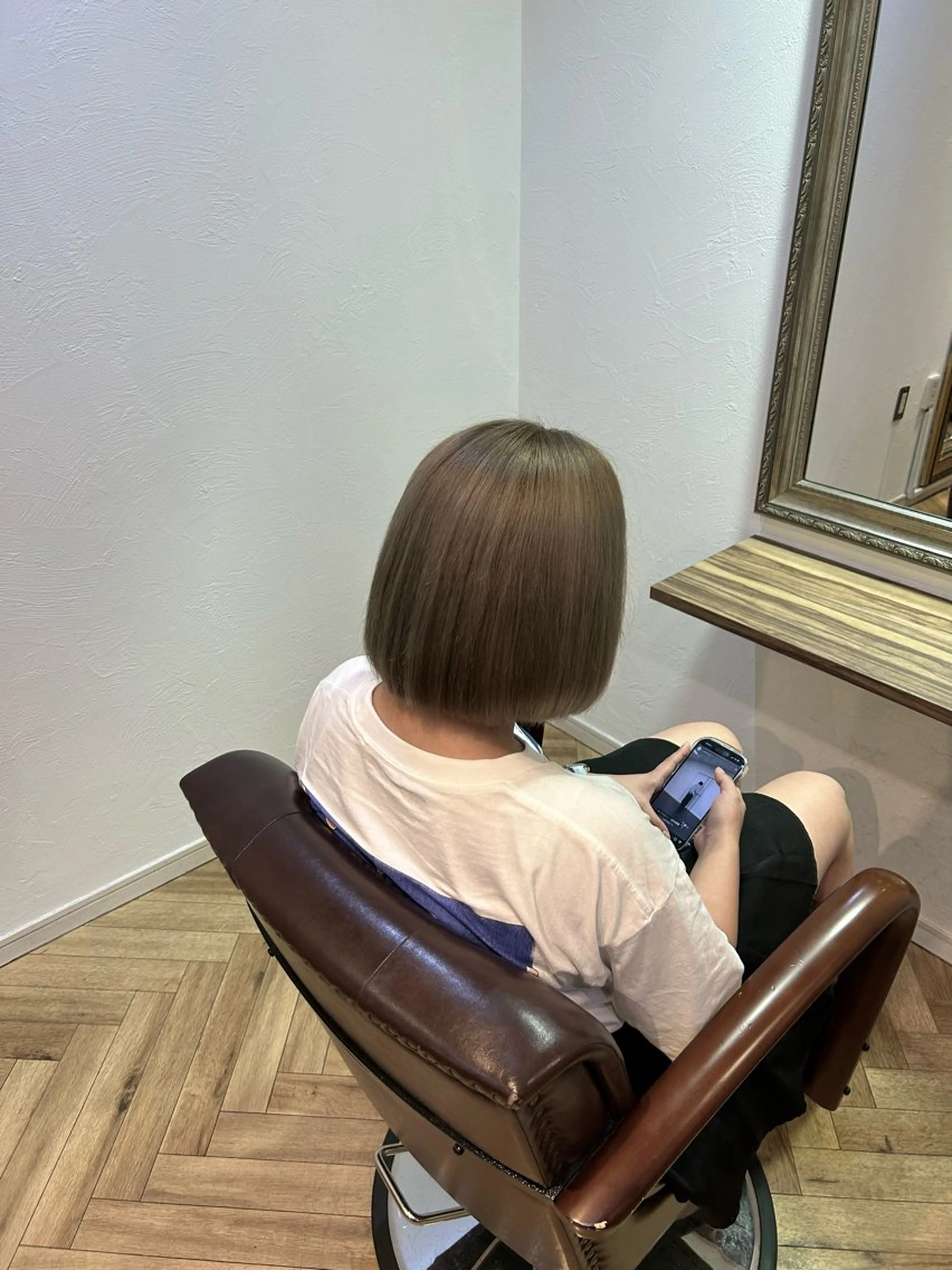 ミディアム カラー ベージュカラー ブリーチ シルバー シルバーベージュ ヘアカラー 井上 夏乃葉のヘアスタイル