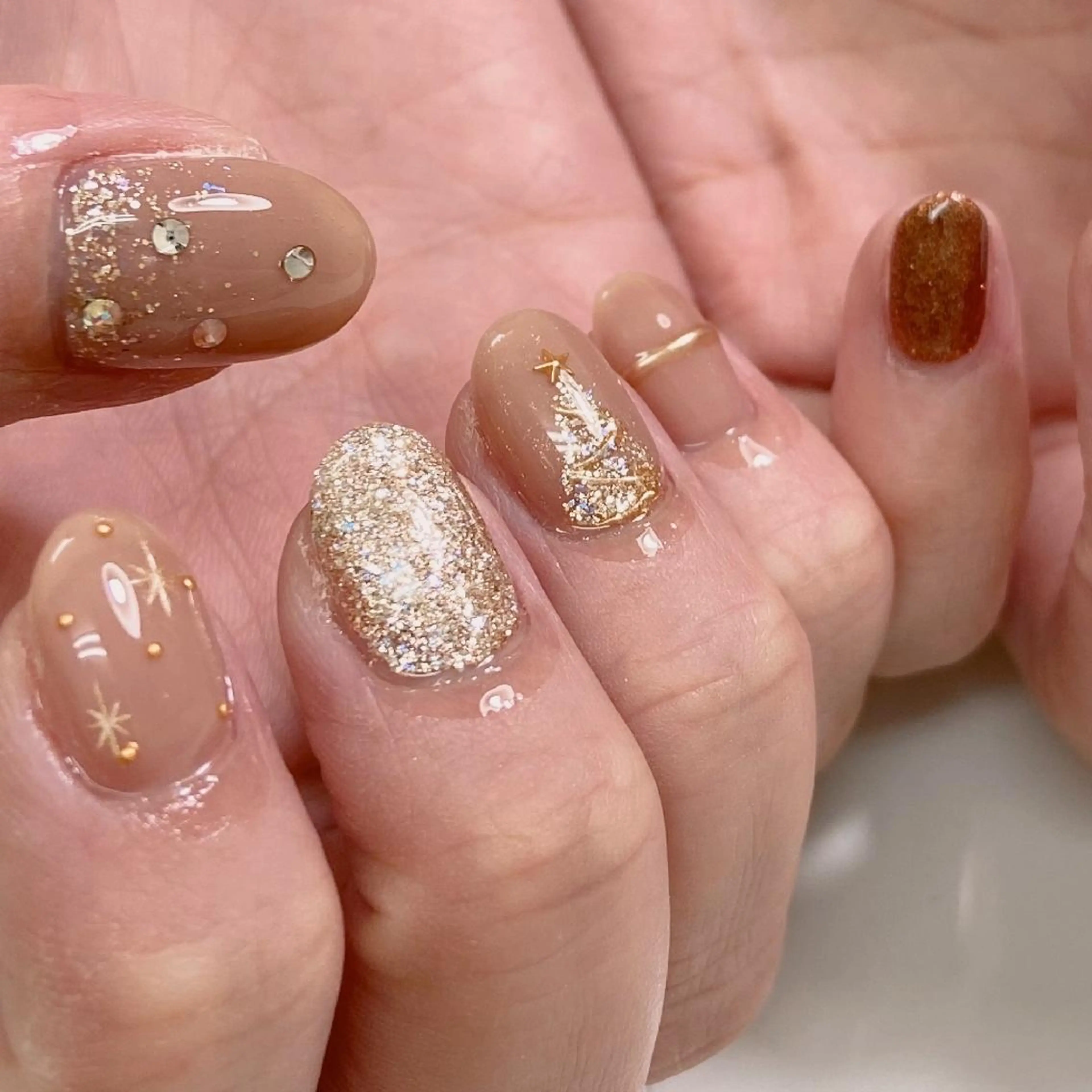 ネイル オーロラネイル ゴールド ラメ(グリッター) 持ち込み 冬ネイル nail salon Lumièreのネイルデザイン